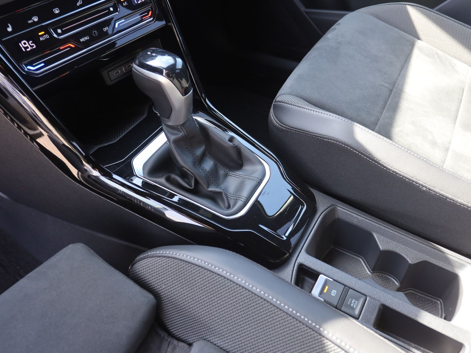 Volkswagen T-Roc 1.5 TSI DSG R-Line, AHK, Navi, LED, Rückfahrkamera, App-Connect