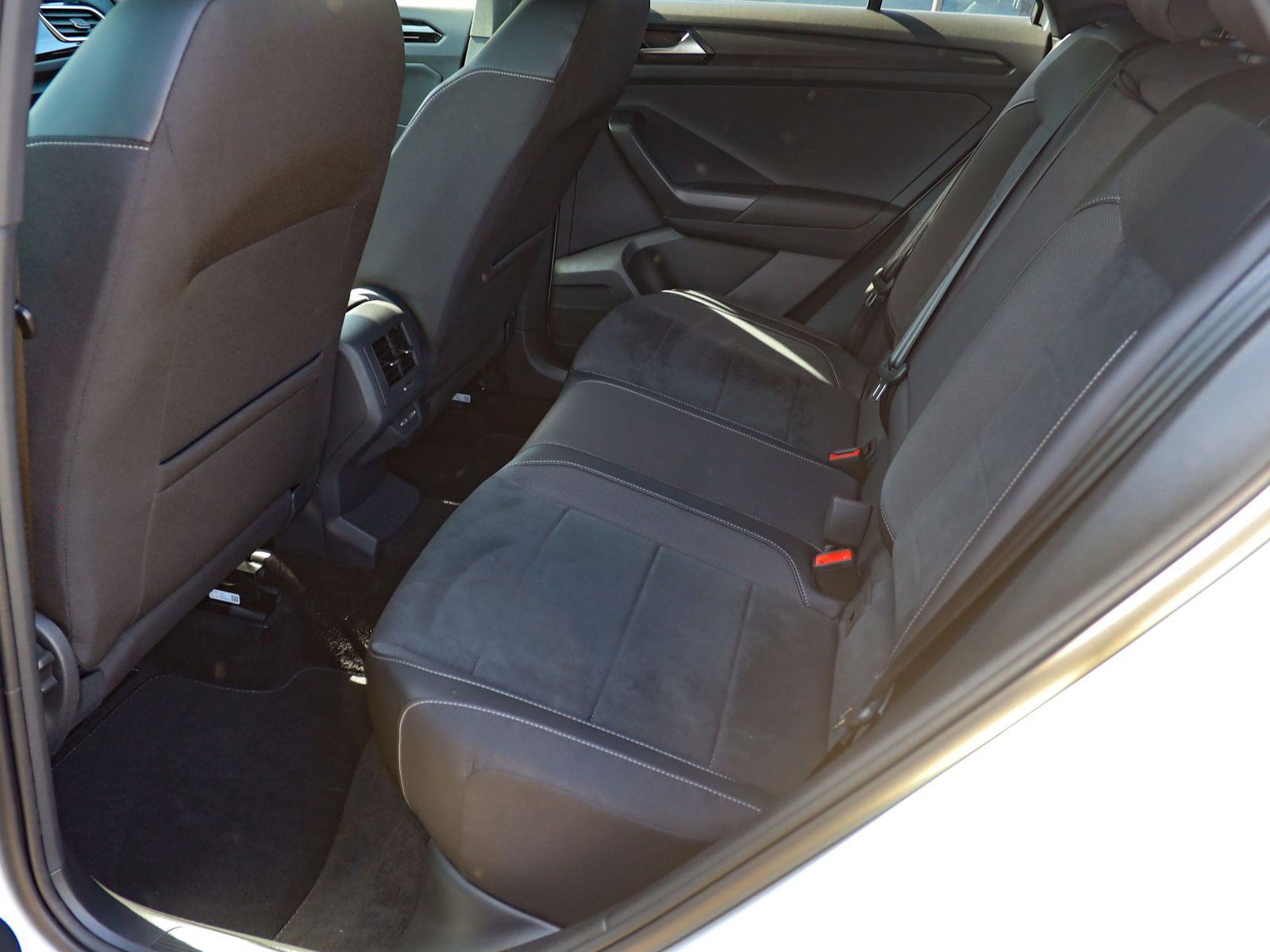 Volkswagen T-Roc 1.5 TSI DSG R-Line, AHK, Navi, LED, Rückfahrkamera, App-Connect