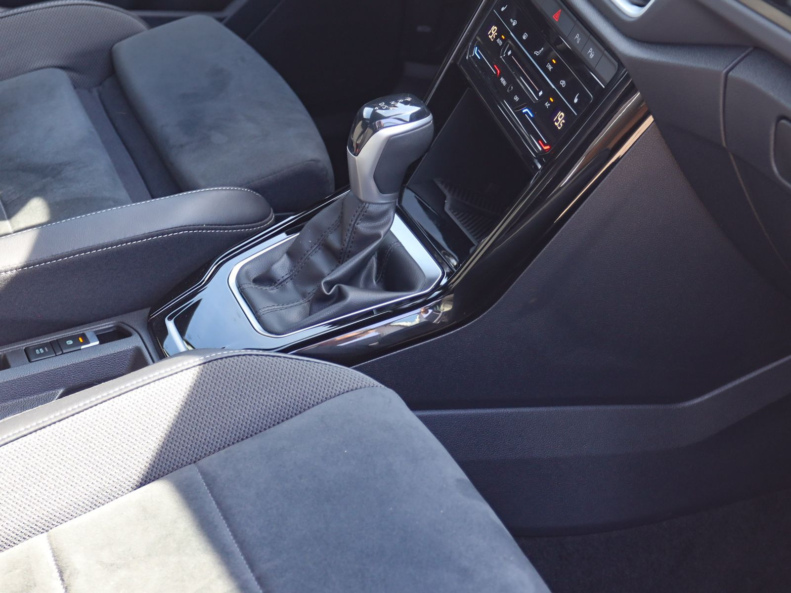 Volkswagen T-Roc 1.5 TSI DSG R-Line, AHK, Navi, LED, Rückfahrkamera, App-Connect