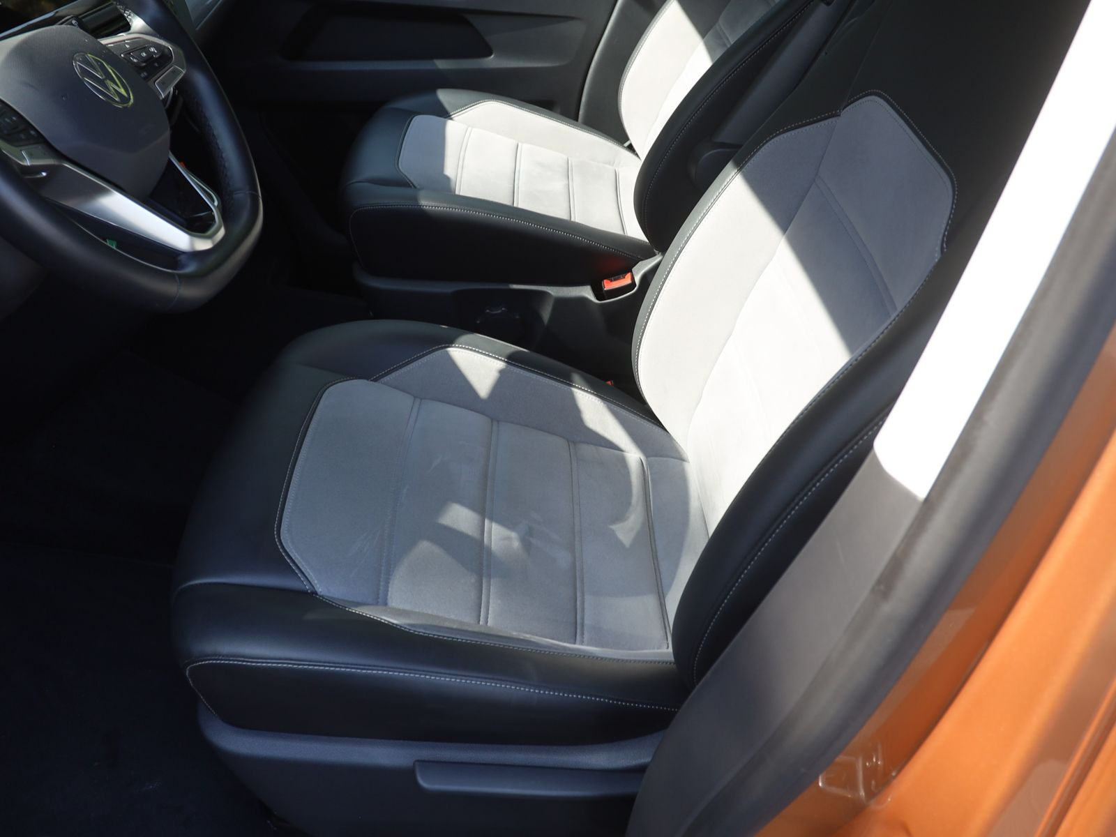 Volkswagen T6.1 Multivan 2.0 TDI DSG Generation SIX, 4Motion, LED, Navi, AHK, Standheizung, Rückfahrkamera