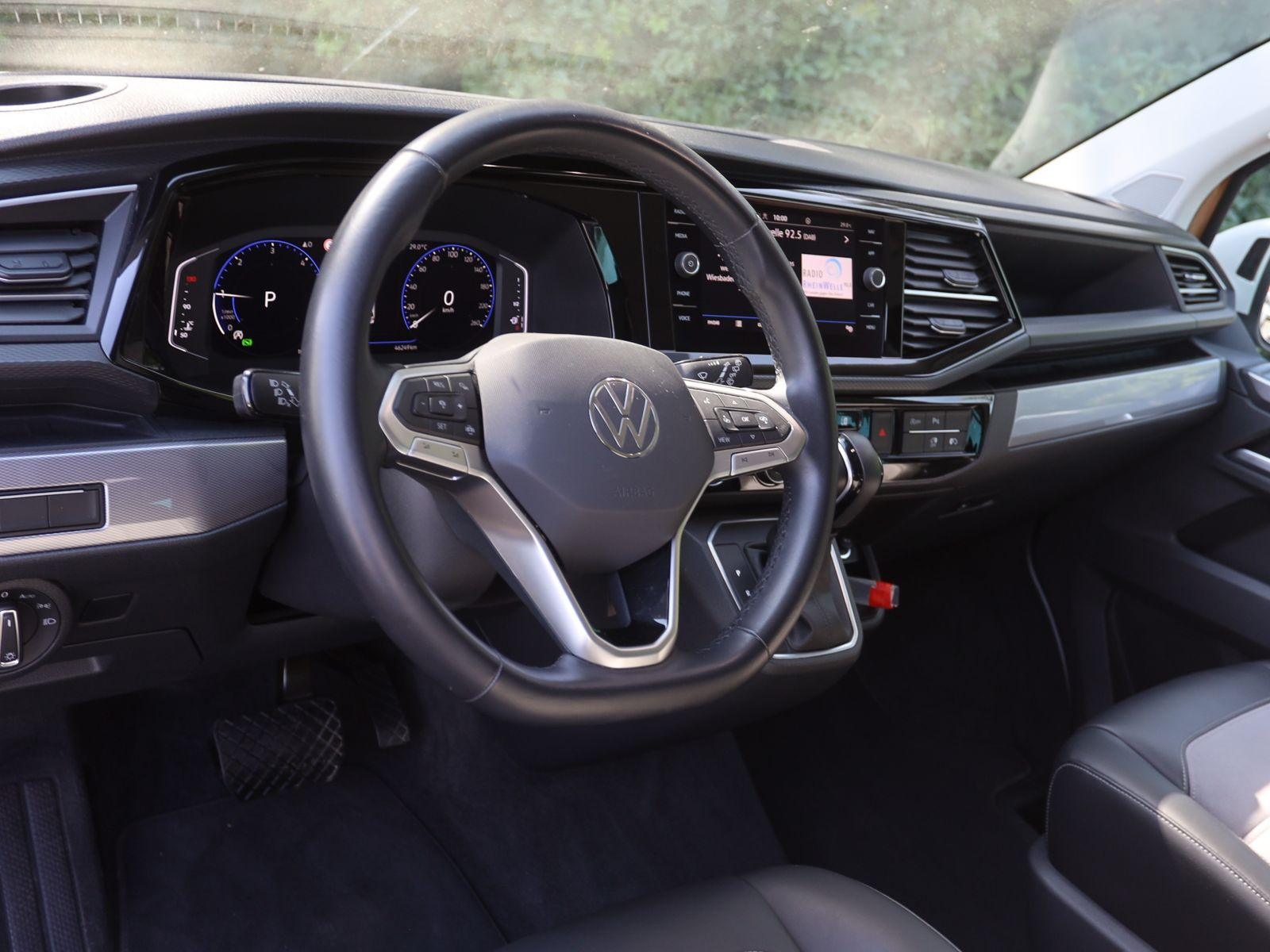 Volkswagen T6.1 Multivan 2.0 TDI DSG Generation SIX, 4Motion, LED, Navi, AHK, Standheizung, Rückfahrkamera