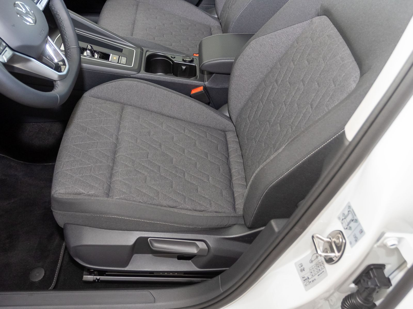 Volkswagen Golf VIII Life 1.5eTSI DSG LED Standhzg ACC EPH