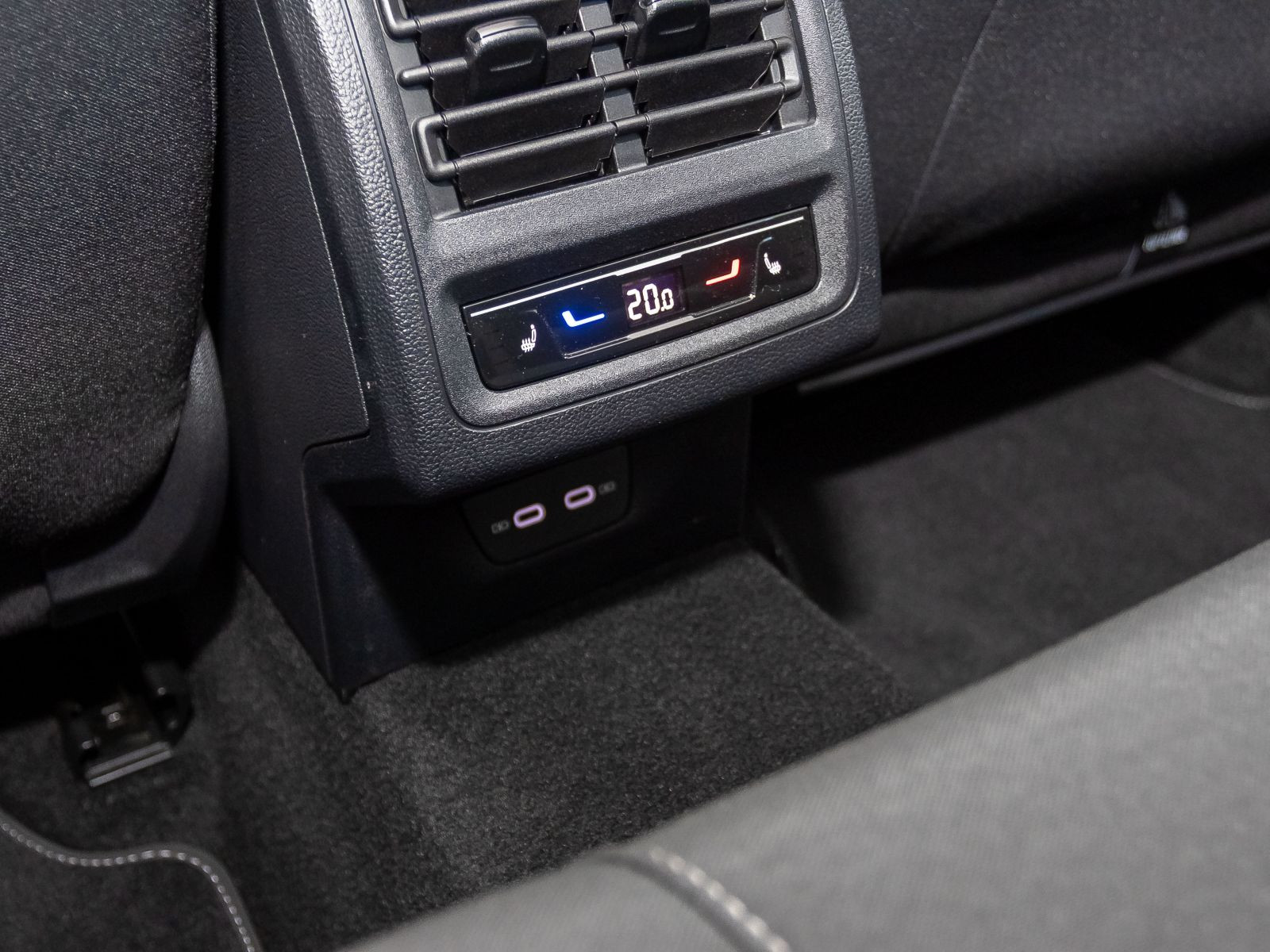 Volkswagen Golf VIII Life 1.5eTSI DSG LED Standhzg ACC EPH