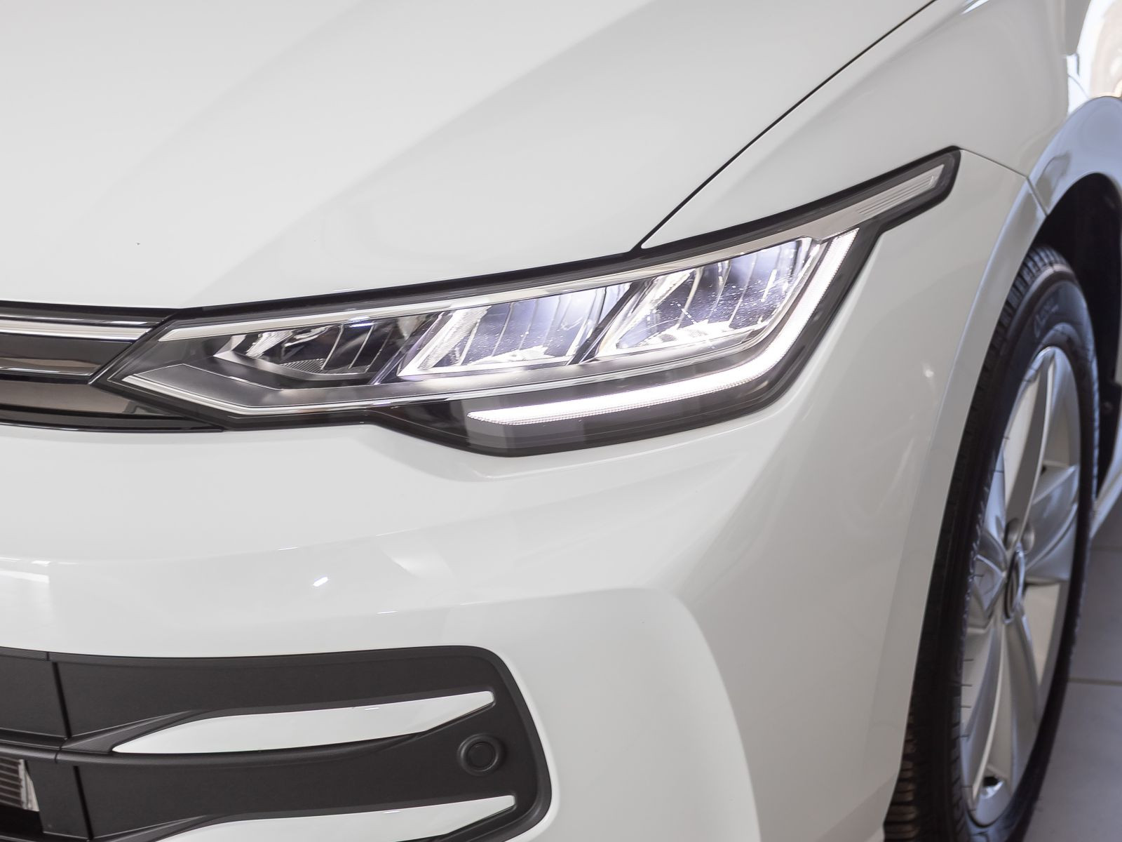 Volkswagen Golf VIII Life 1.5eTSI DSG LED Standhzg ACC EPH