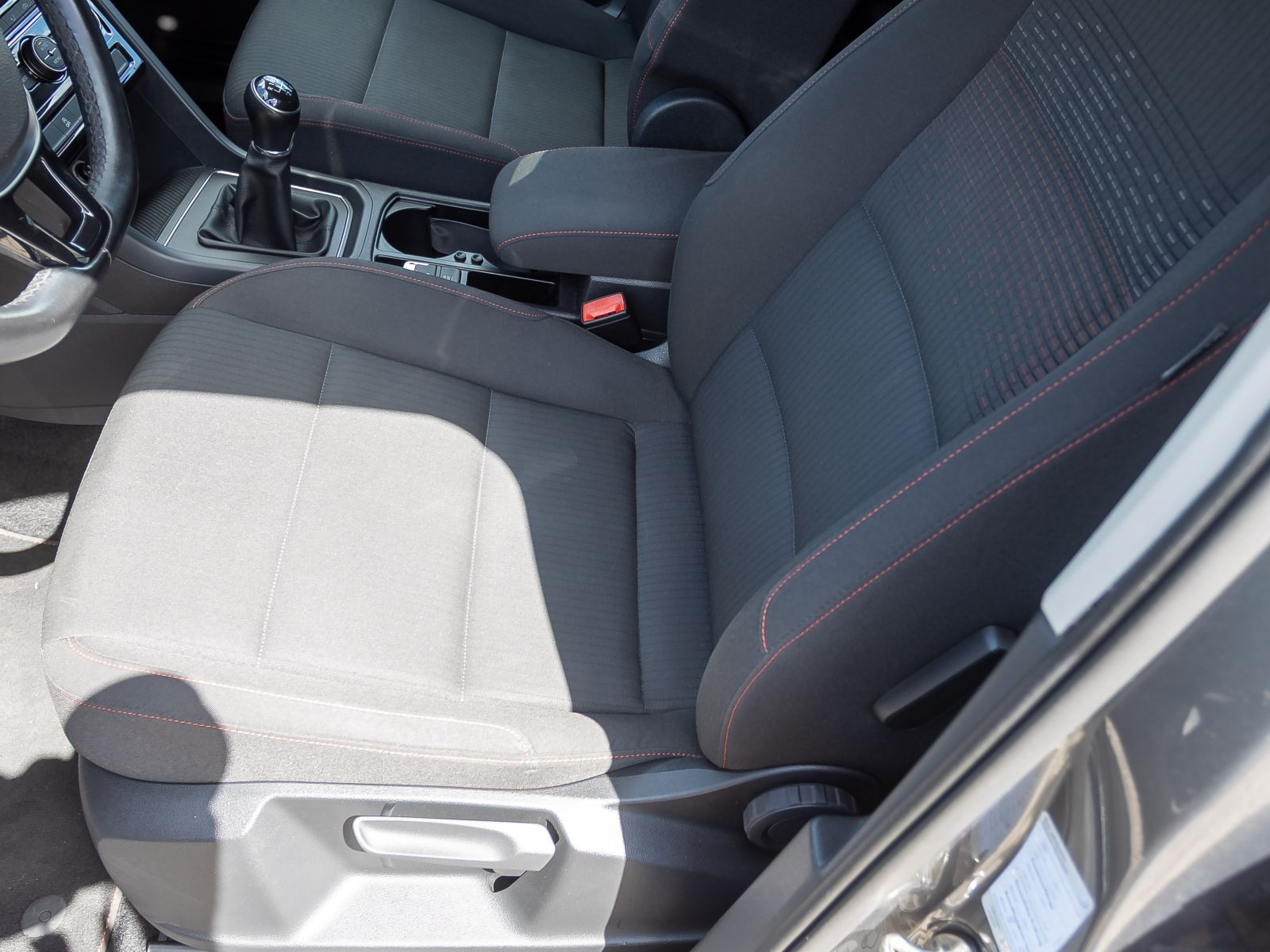 Volkswagen Touran 1.6 TDI SOUND, Navi, Klima, Sitzheizung, Parkpilot, App-Connect