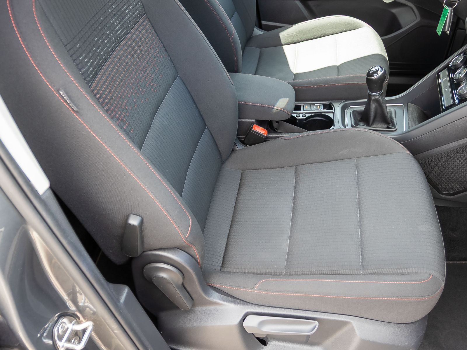 Volkswagen Touran 1.6 TDI SOUND, Navi, Klima, Sitzheizung, Parkpilot, App-Connect