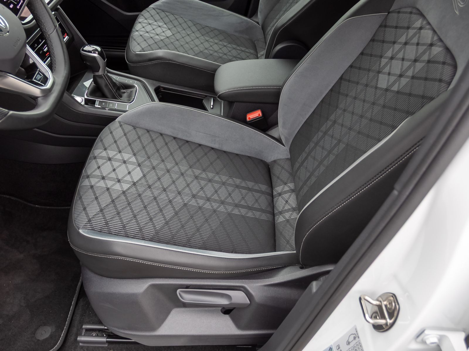 Volkswagen Tiguan 1.5 TSI DSG R-Line Black Style, LED-Matrix, Navi, Area View inkl. Rückfahrkamera