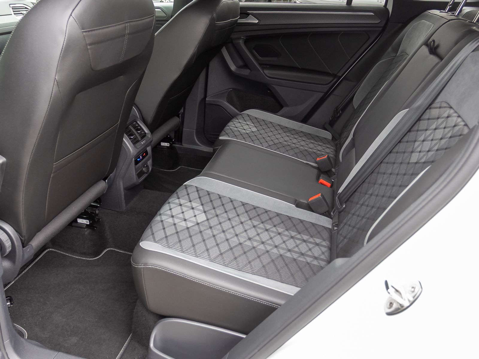 Volkswagen Tiguan 1.5 TSI DSG R-Line Black Style, LED-Matrix, Navi, Area View inkl. Rückfahrkamera
