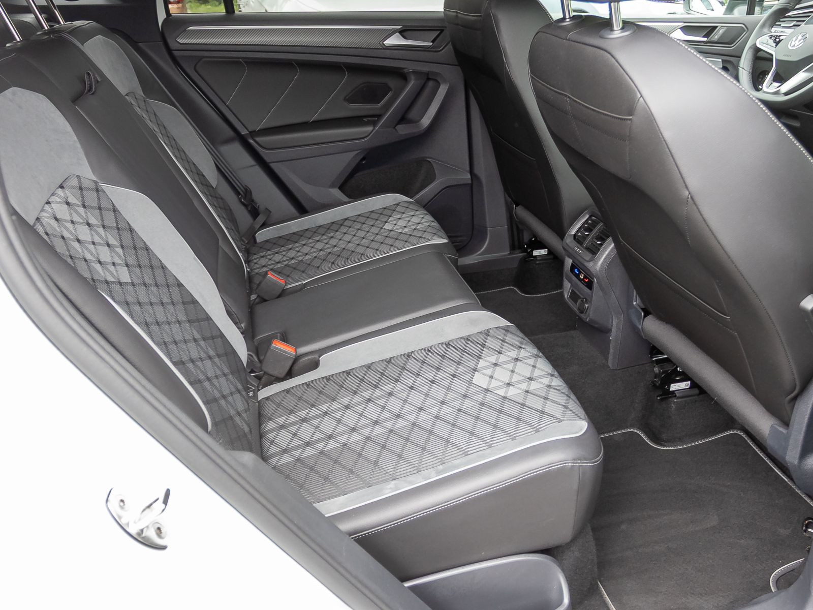 Volkswagen Tiguan 1.5 TSI DSG R-Line Black Style, LED-Matrix, Navi, Area View inkl. Rückfahrkamera