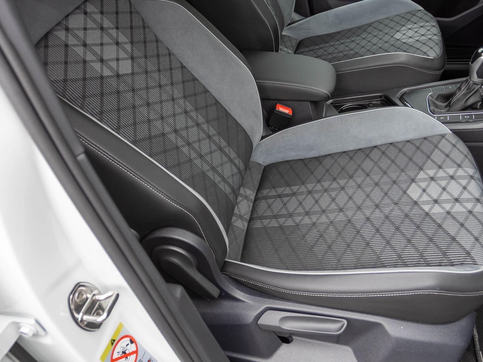 Volkswagen Tiguan 1.5 TSI DSG R-Line Black Style, LED-Matrix, Navi, Area View inkl. Rückfahrkamera