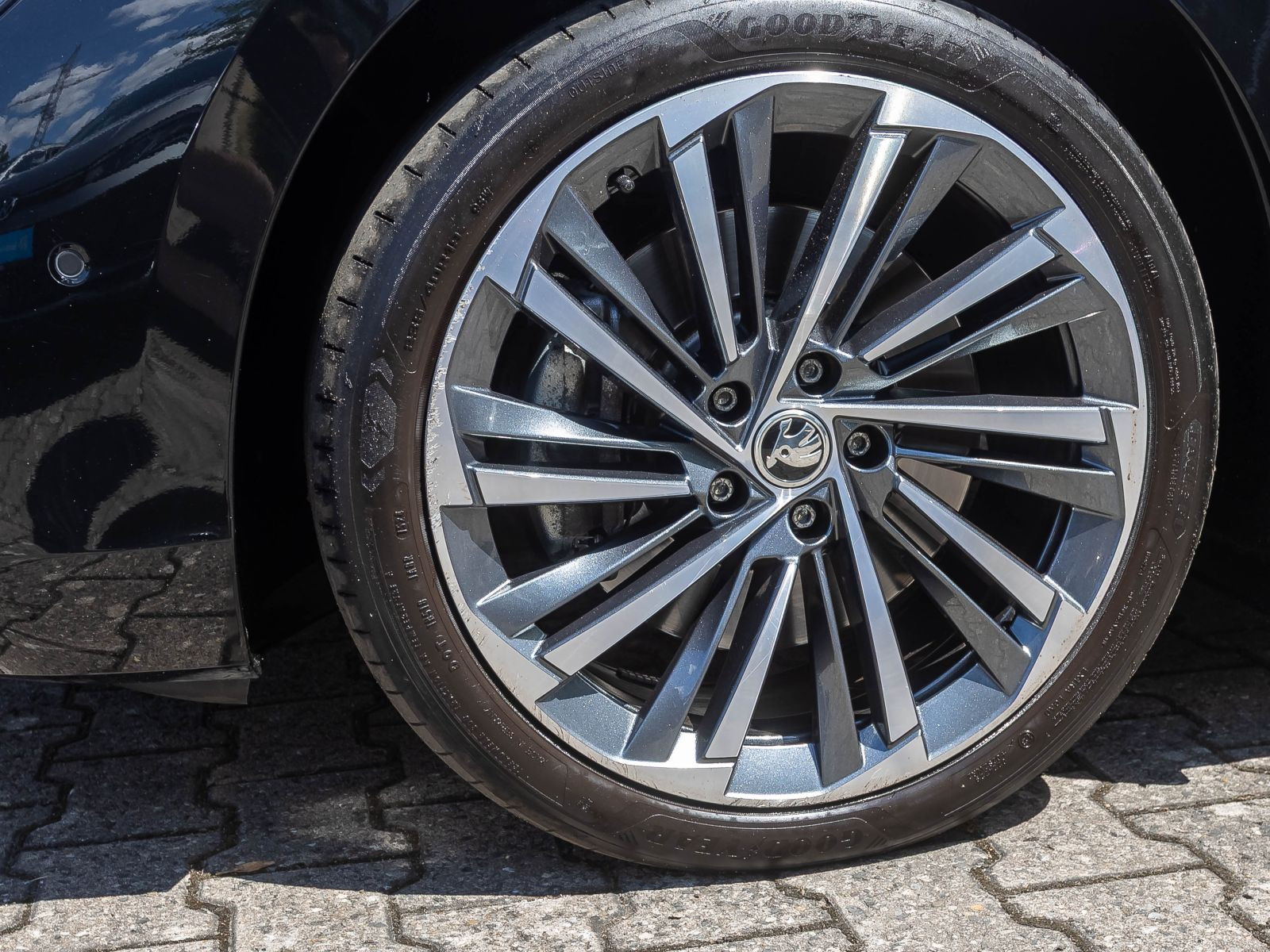Skoda Superb Combi 2.0 TDI DSG 4x4 Laurin & Klement, Panoramadach, Standheizung, LED-Matrix, Navi