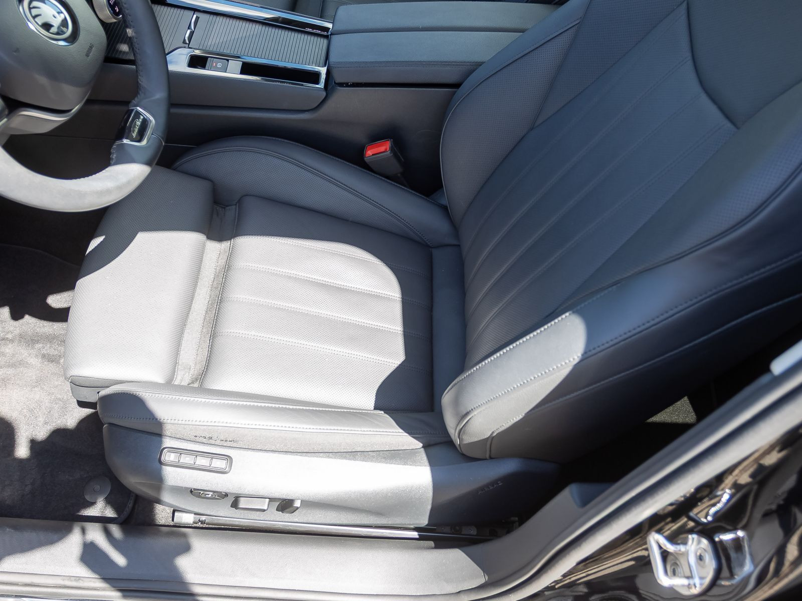 Skoda Superb Combi 2.0 TDI DSG 4x4 Laurin & Klement, Panoramadach, Standheizung, LED-Matrix, Navi