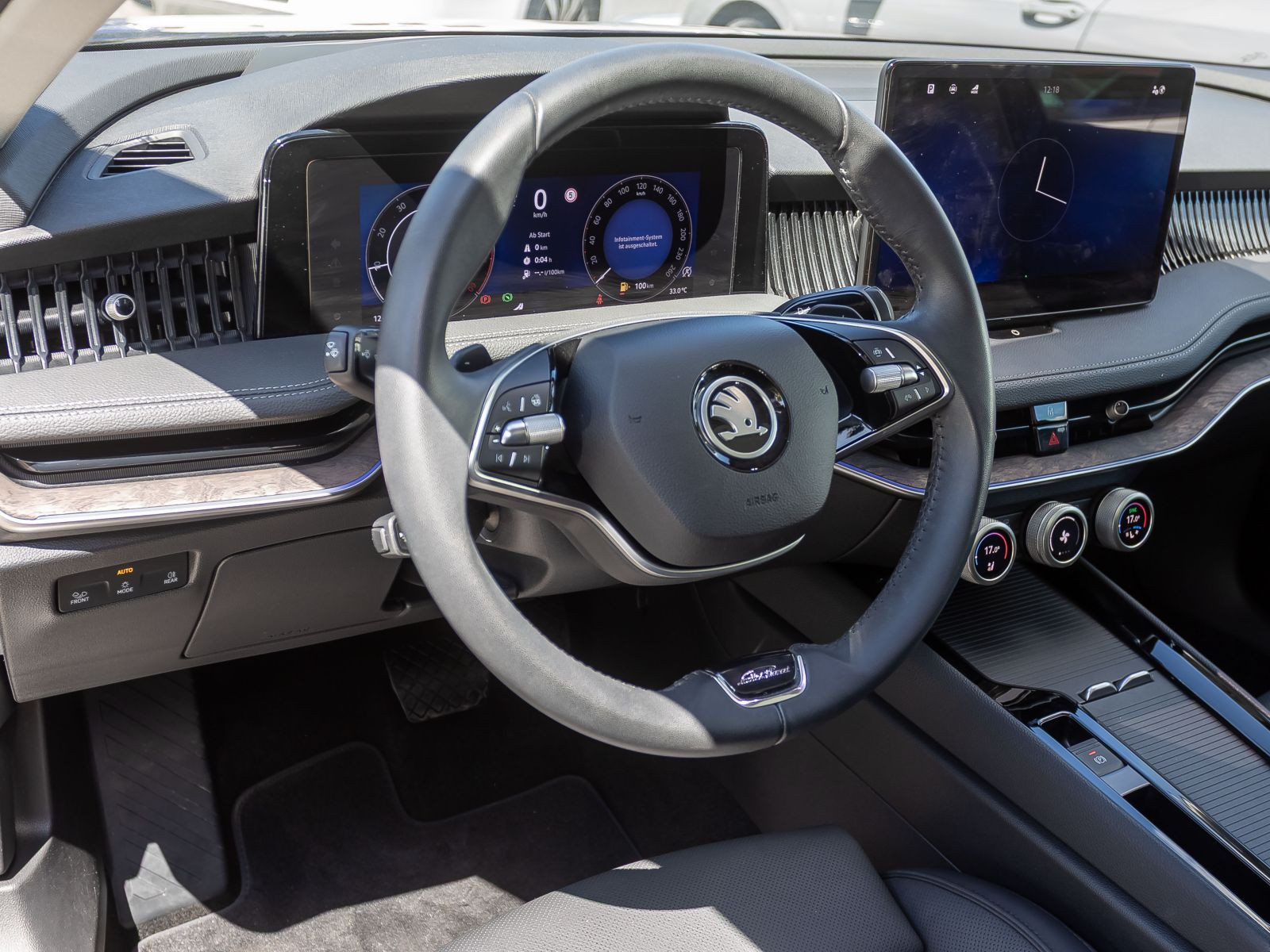 Skoda Superb Combi 2.0 TDI DSG 4x4 Laurin & Klement, Panoramadach, Standheizung, LED-Matrix, Navi