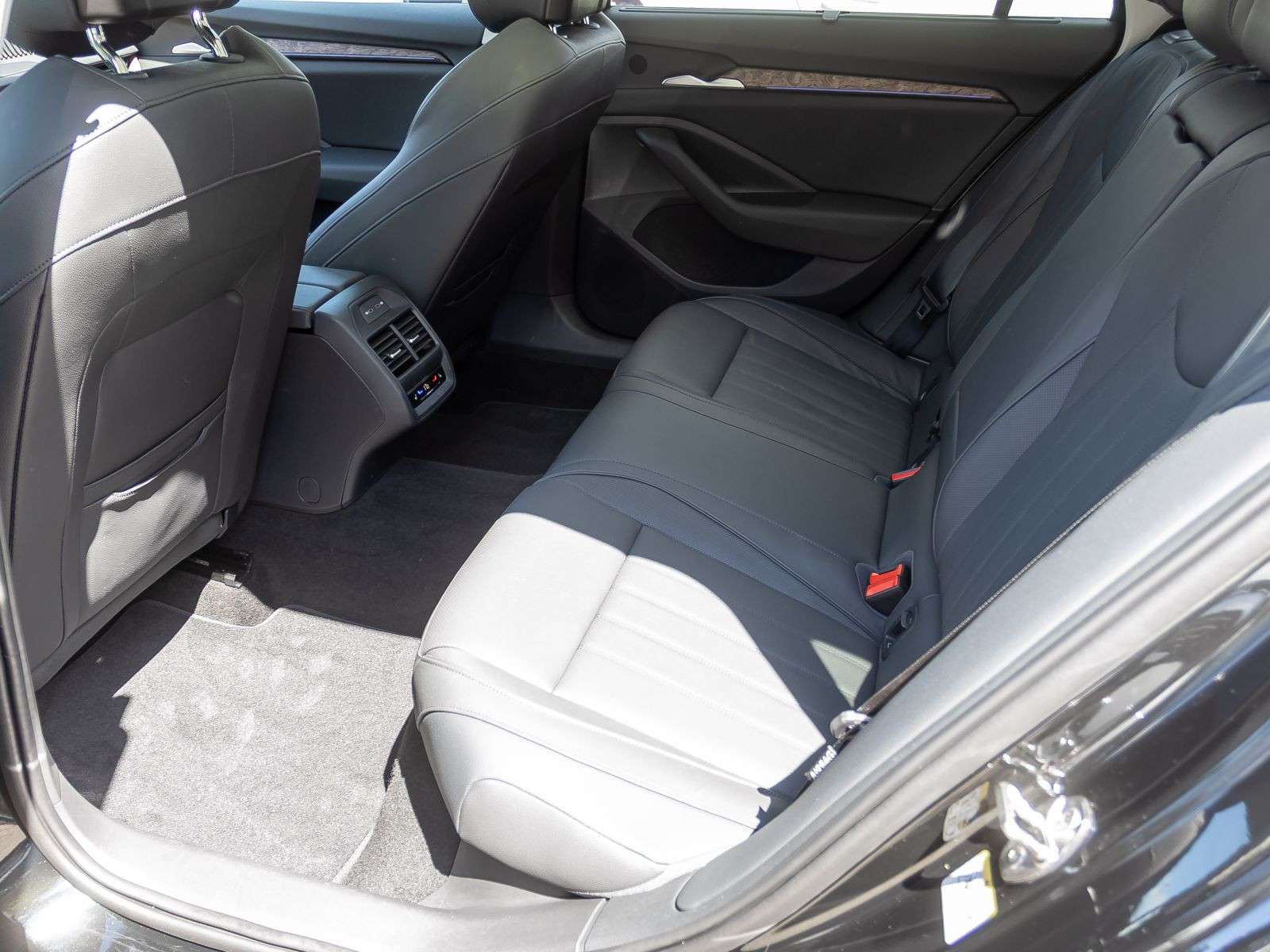 Skoda Superb Combi 2.0 TDI DSG 4x4 Laurin & Klement, Panoramadach, Standheizung, LED-Matrix, Navi