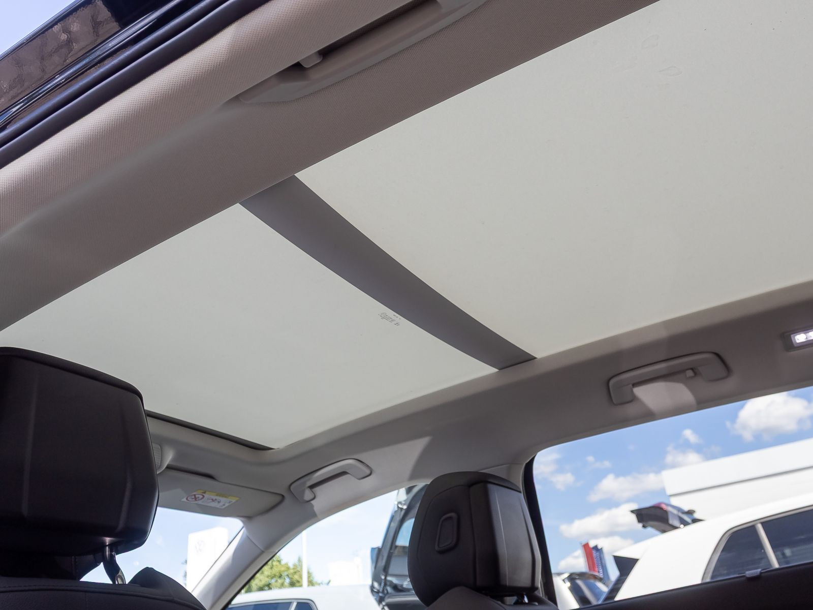 Skoda Superb Combi 2.0 TDI DSG 4x4 Laurin & Klement, Panoramadach, Standheizung, LED-Matrix, Navi