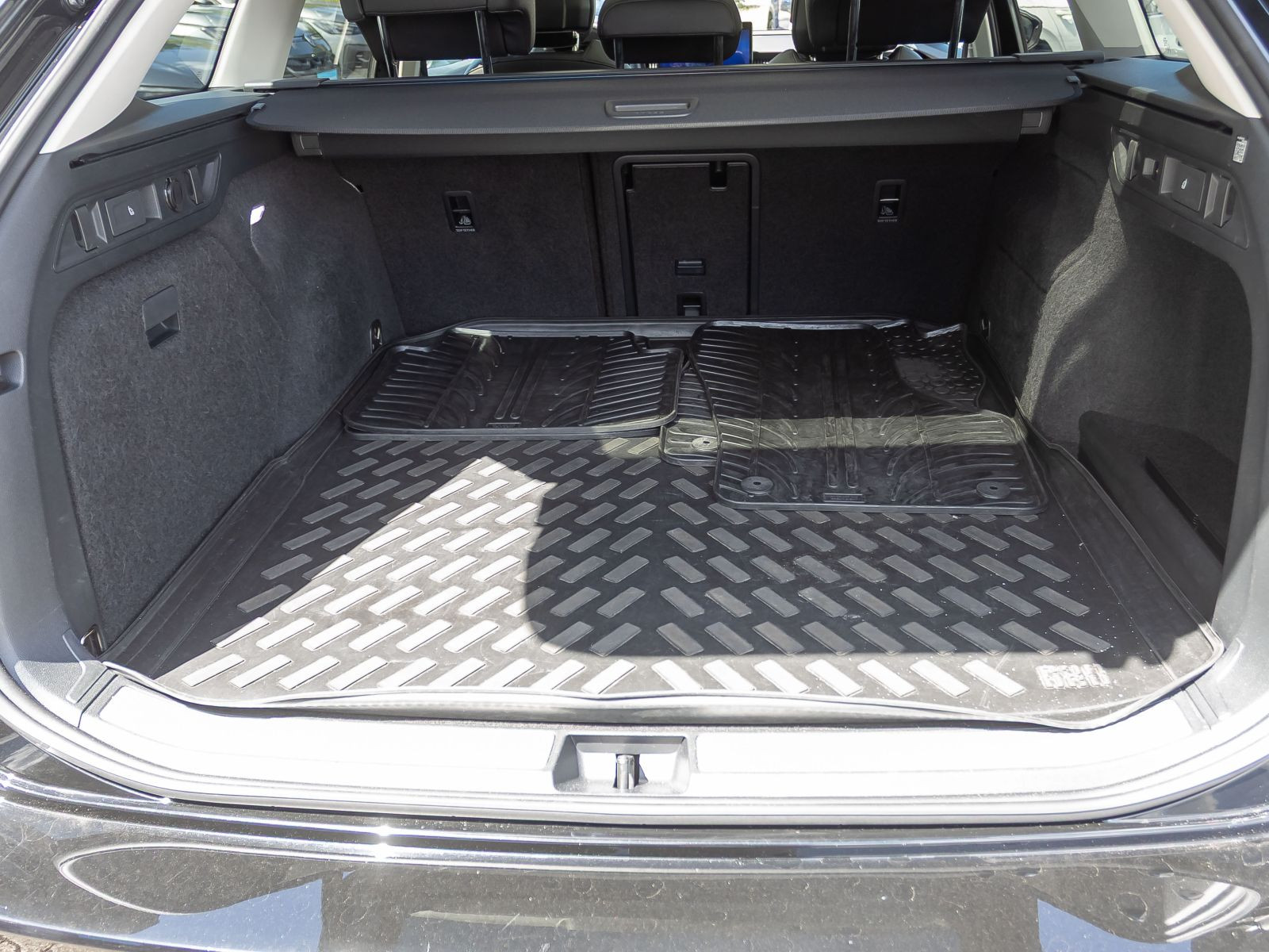 Skoda Superb Combi 2.0 TDI DSG 4x4 Laurin & Klement, Panoramadach, Standheizung, LED-Matrix, Navi