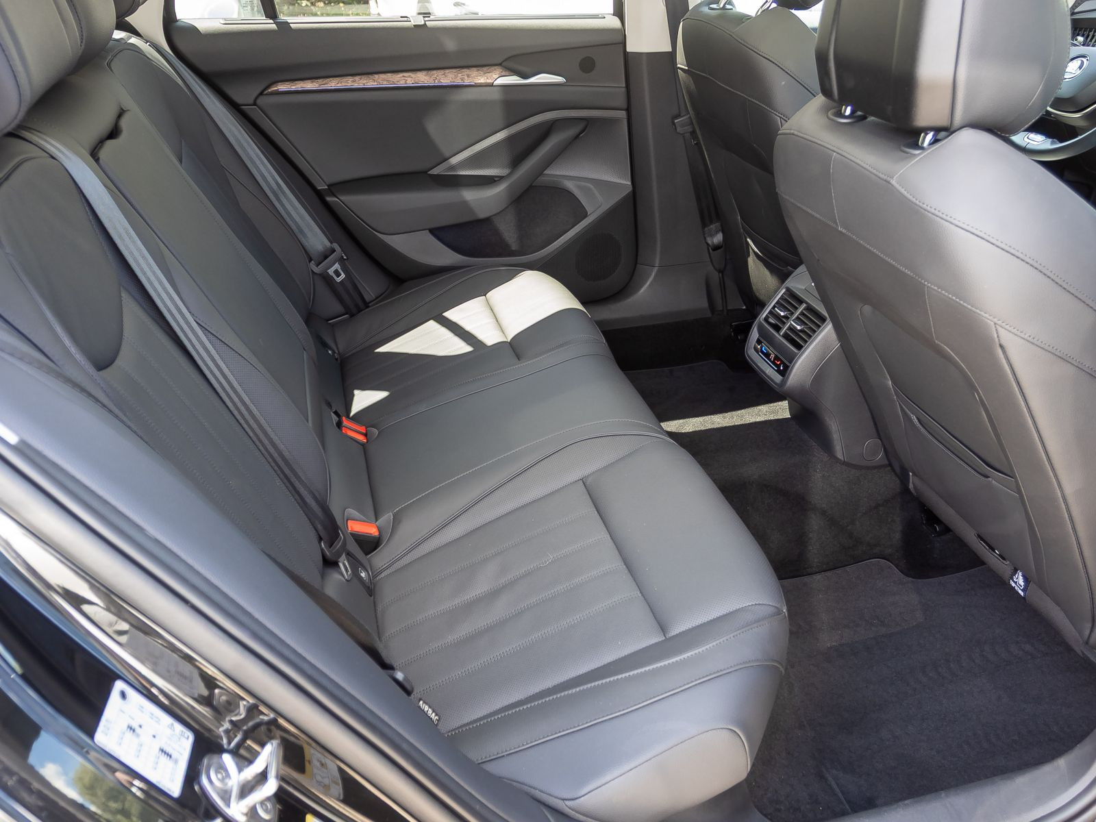 Skoda Superb Combi 2.0 TDI DSG 4x4 Laurin & Klement, Panoramadach, Standheizung, LED-Matrix, Navi