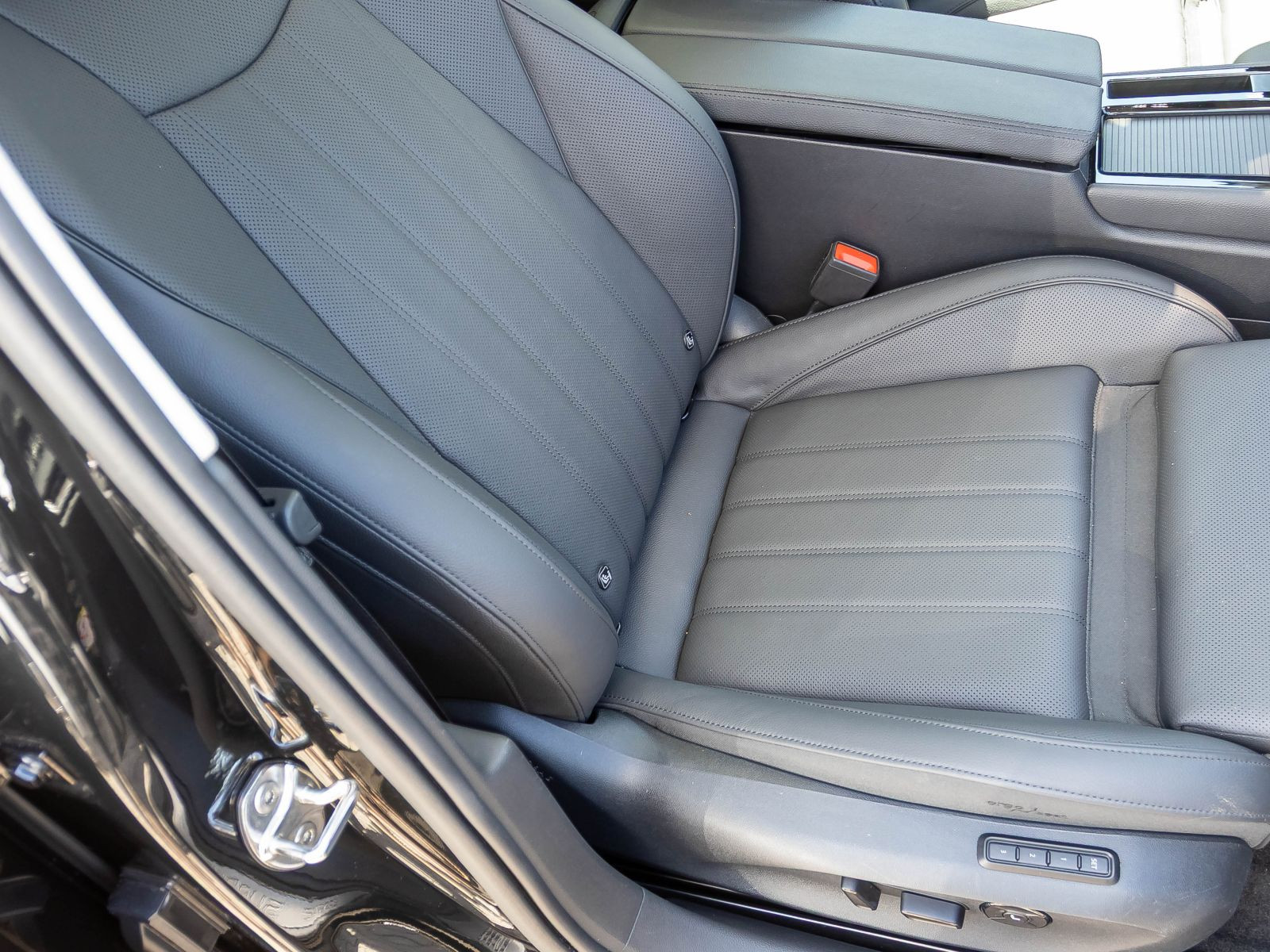 Skoda Superb Combi 2.0 TDI DSG 4x4 Laurin & Klement, Panoramadach, Standheizung, LED-Matrix, Navi