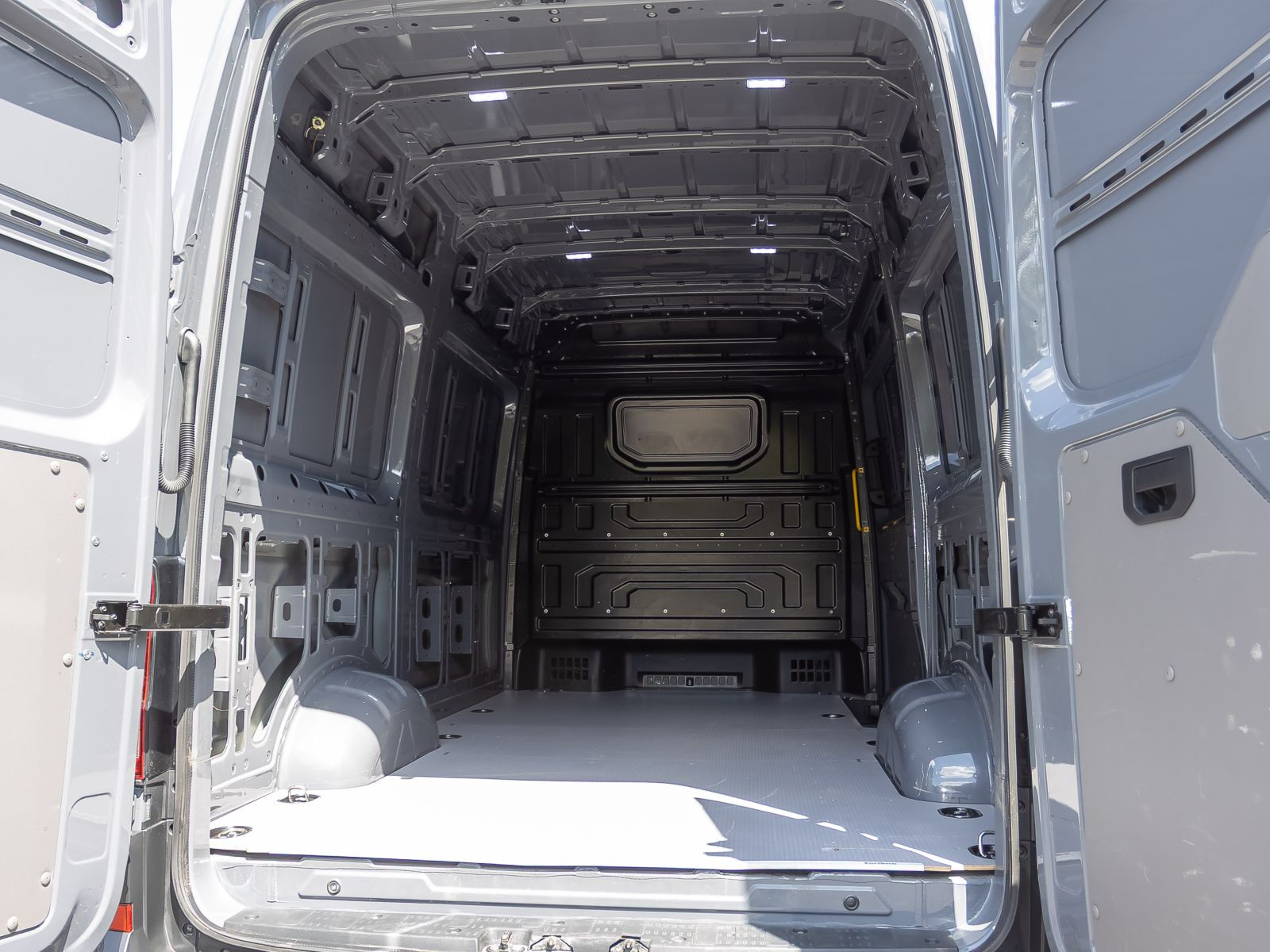 Volkswagen Crafter Kasten MR 2.0TDI 4M Automatik Navi LED ACC EPH AHK