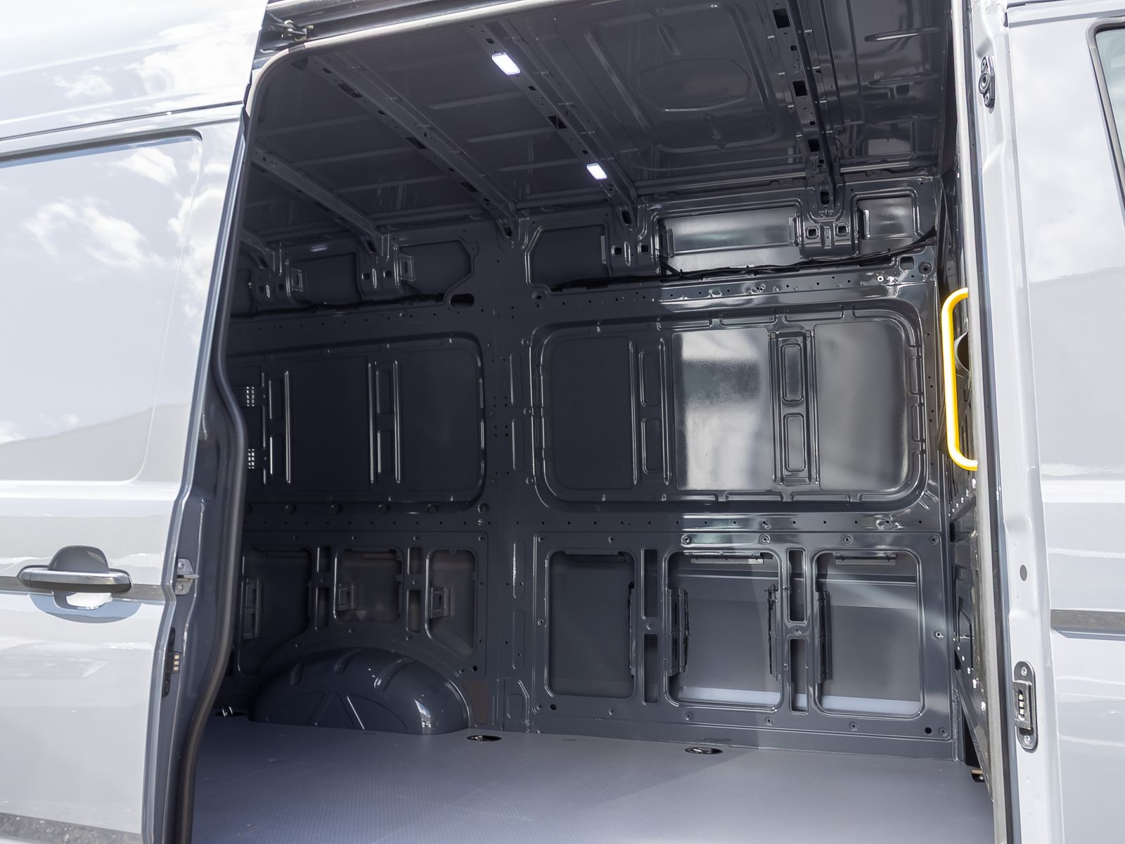 Volkswagen Crafter Kasten MR 2.0TDI 4M Automatik Navi LED ACC EPH AHK