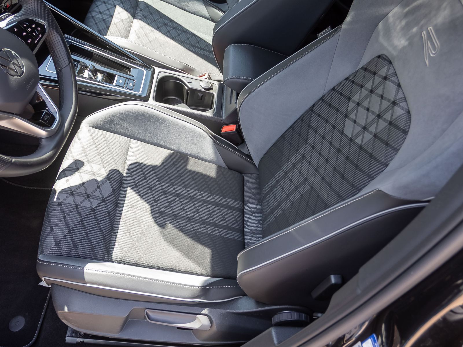 Volkswagen Golf VIII R-Line 2.0TSI DSG LED CarPlay EPH DAB
