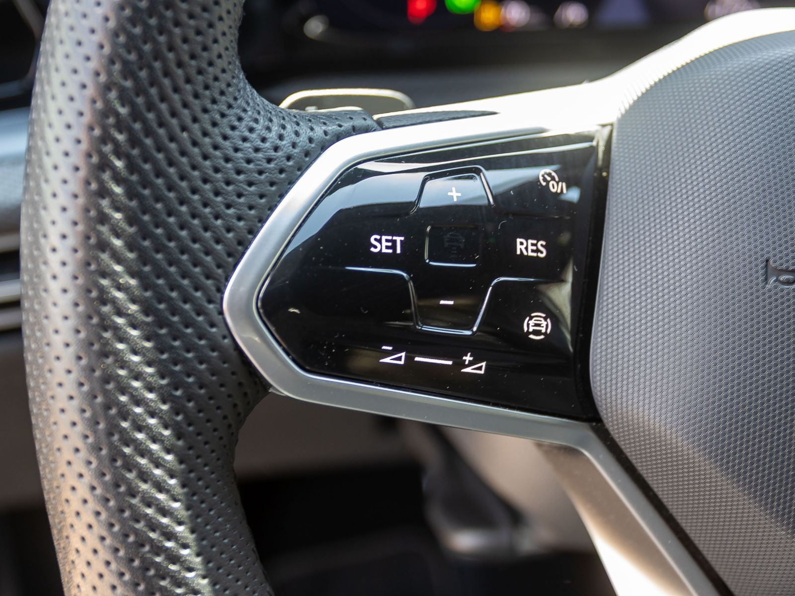 Volkswagen Golf VIII R-Line 2.0TSI DSG LED CarPlay EPH DAB