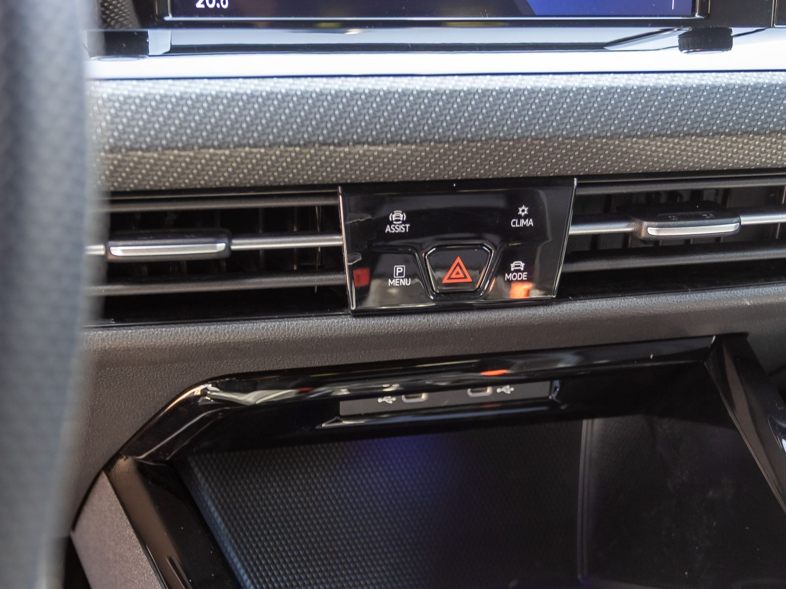 Volkswagen Golf VIII R-Line 2.0TSI DSG LED CarPlay EPH DAB