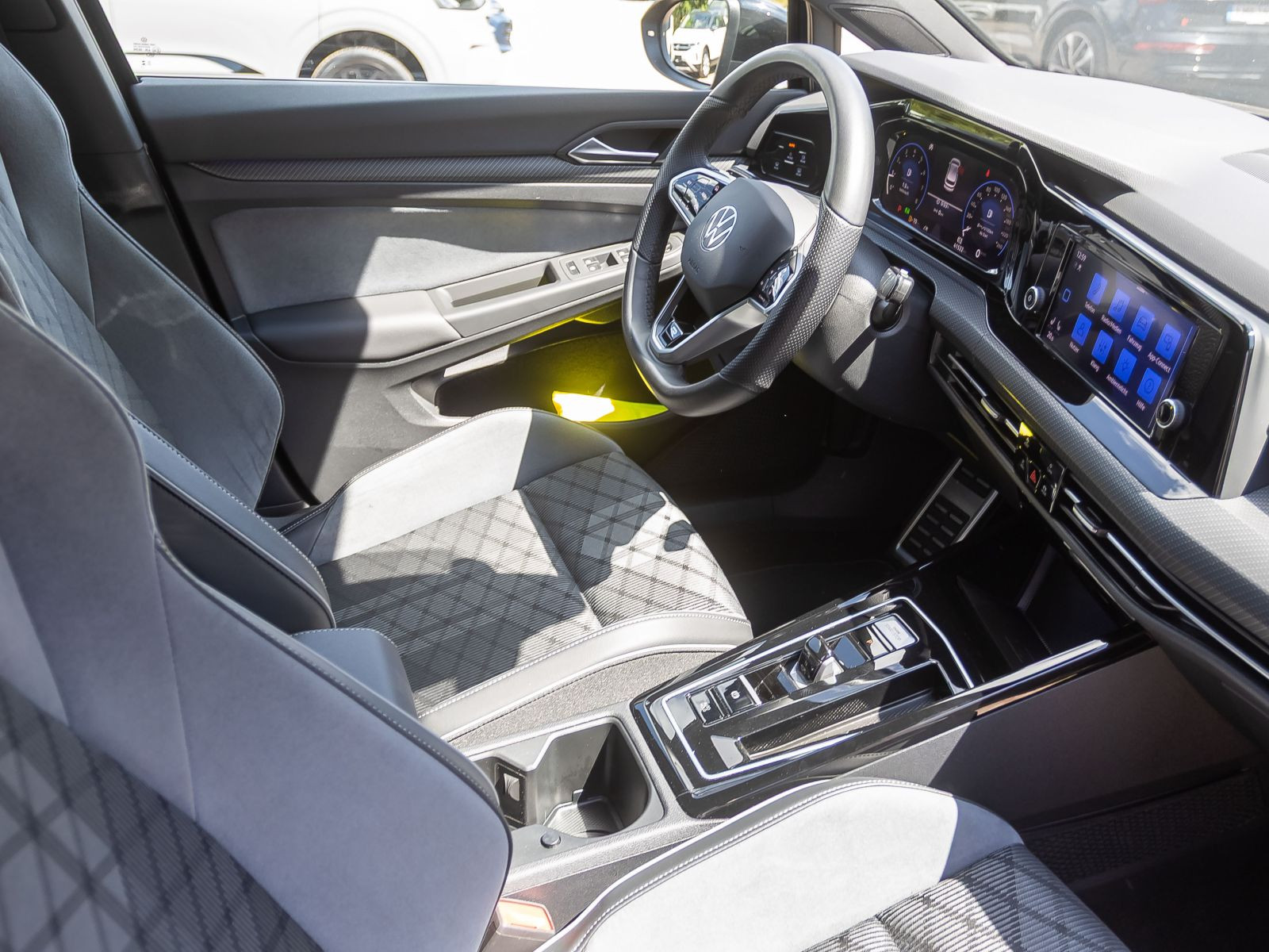 Volkswagen Golf VIII R-Line 2.0TSI DSG LED CarPlay EPH DAB
