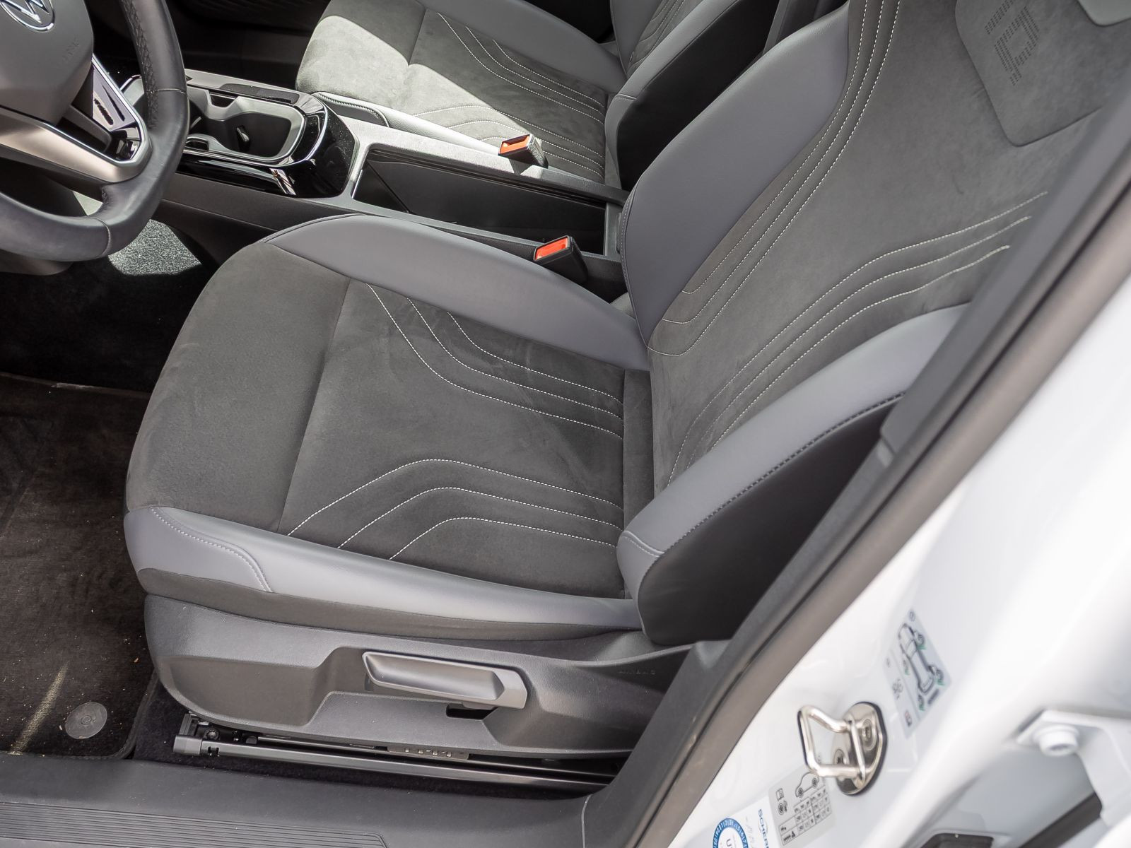 Volkswagen ID.5 Pro Performance, AHK, Panoramadach, LED-Matrix, Area View inkl. Rückfahrkamera