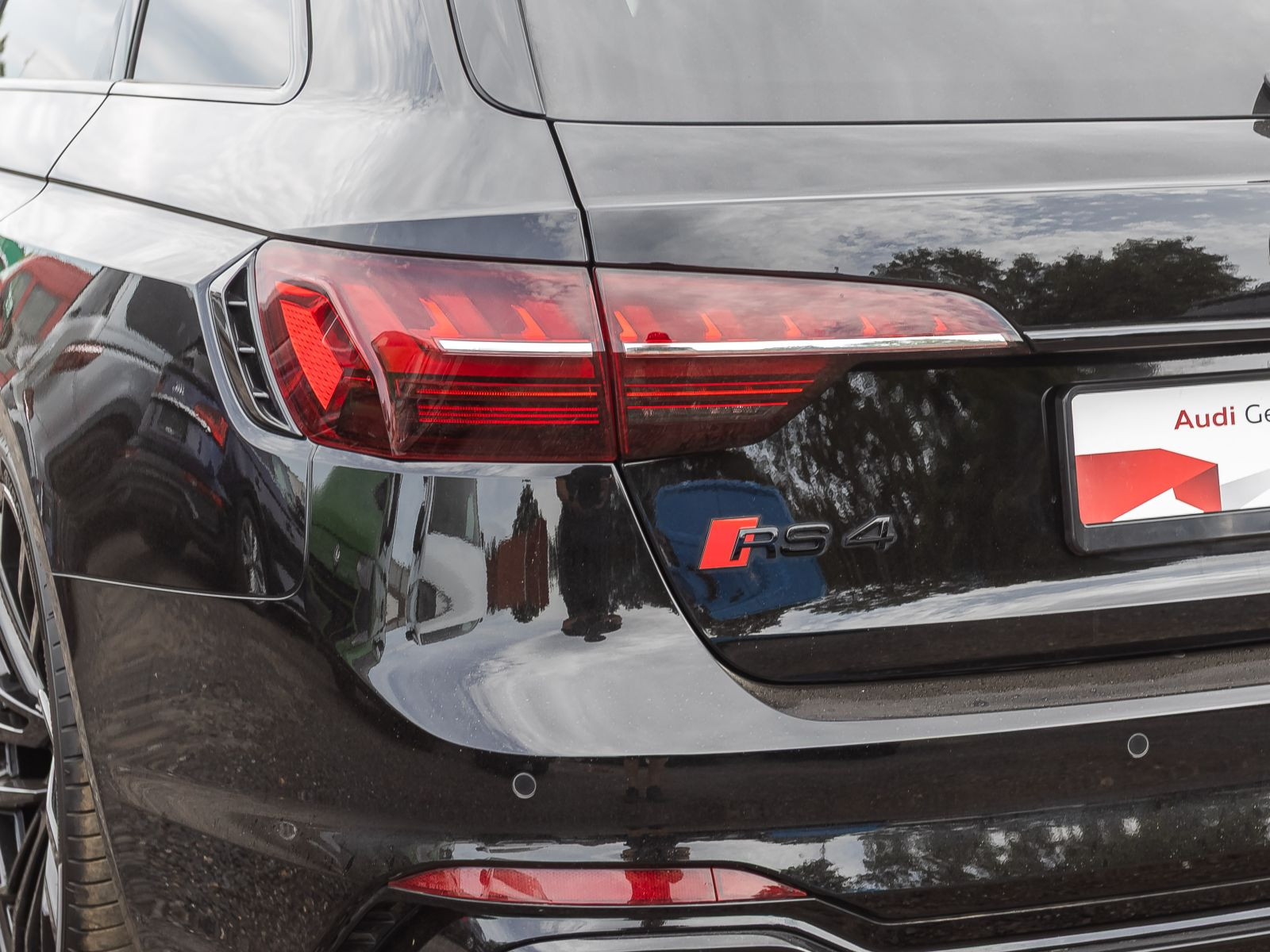 Audi RS4 Avant Matrix Sportfahrwerk Sportabgasanlage