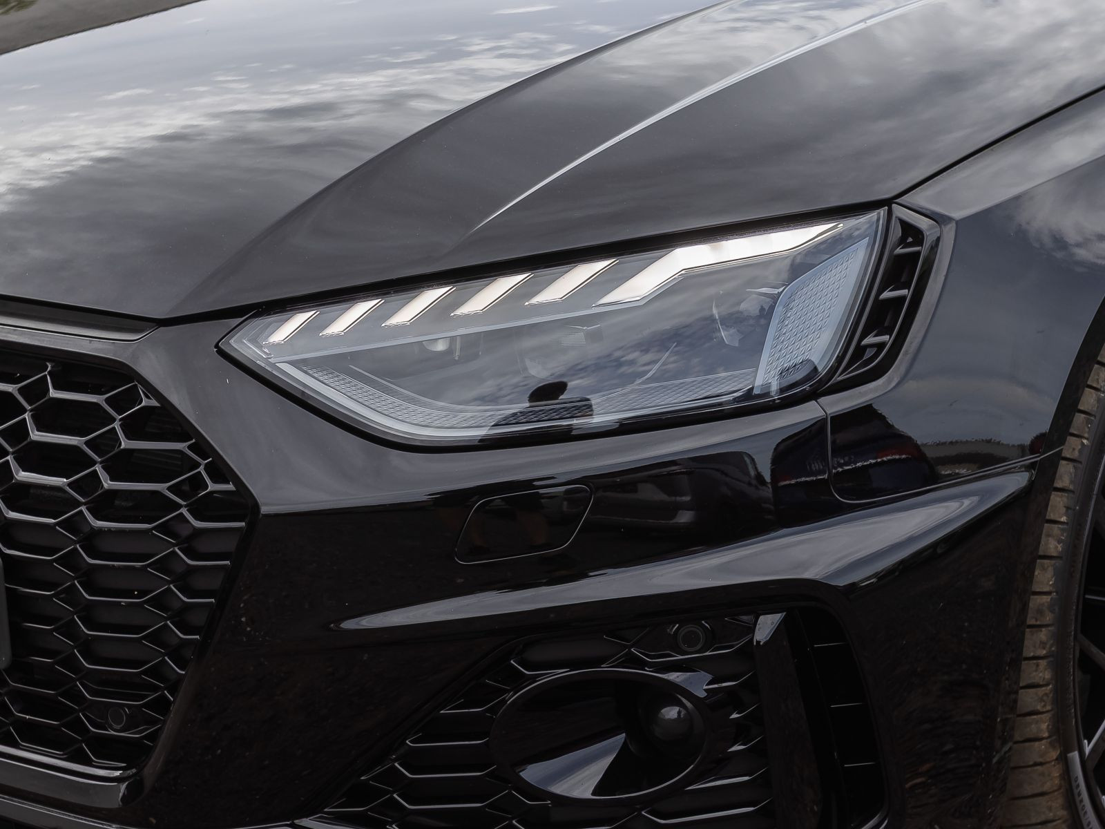 Audi RS4 Avant Matrix Sportfahrwerk Sportabgasanlage