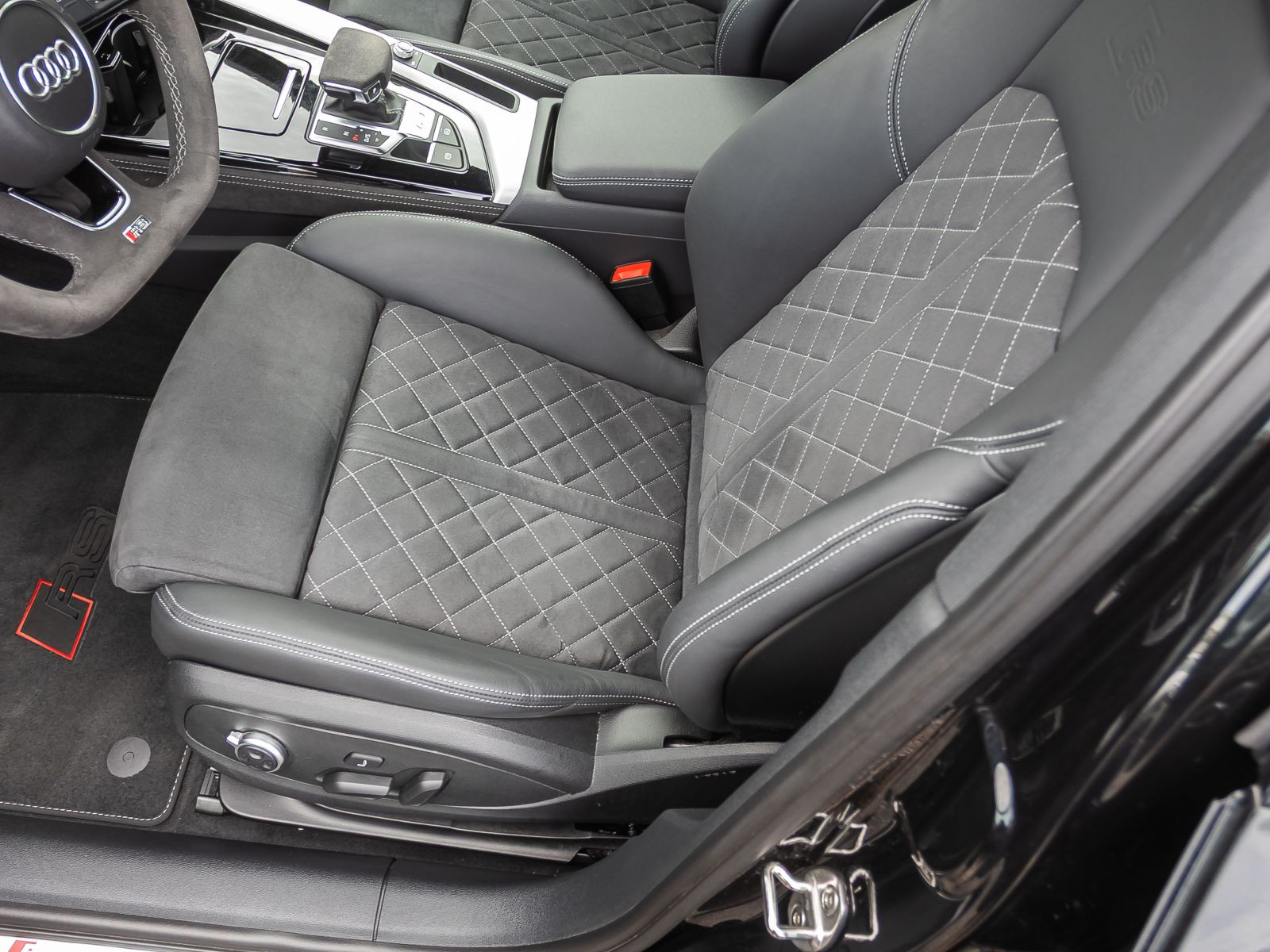 Audi RS4 Avant Matrix Sportfahrwerk Sportabgasanlage