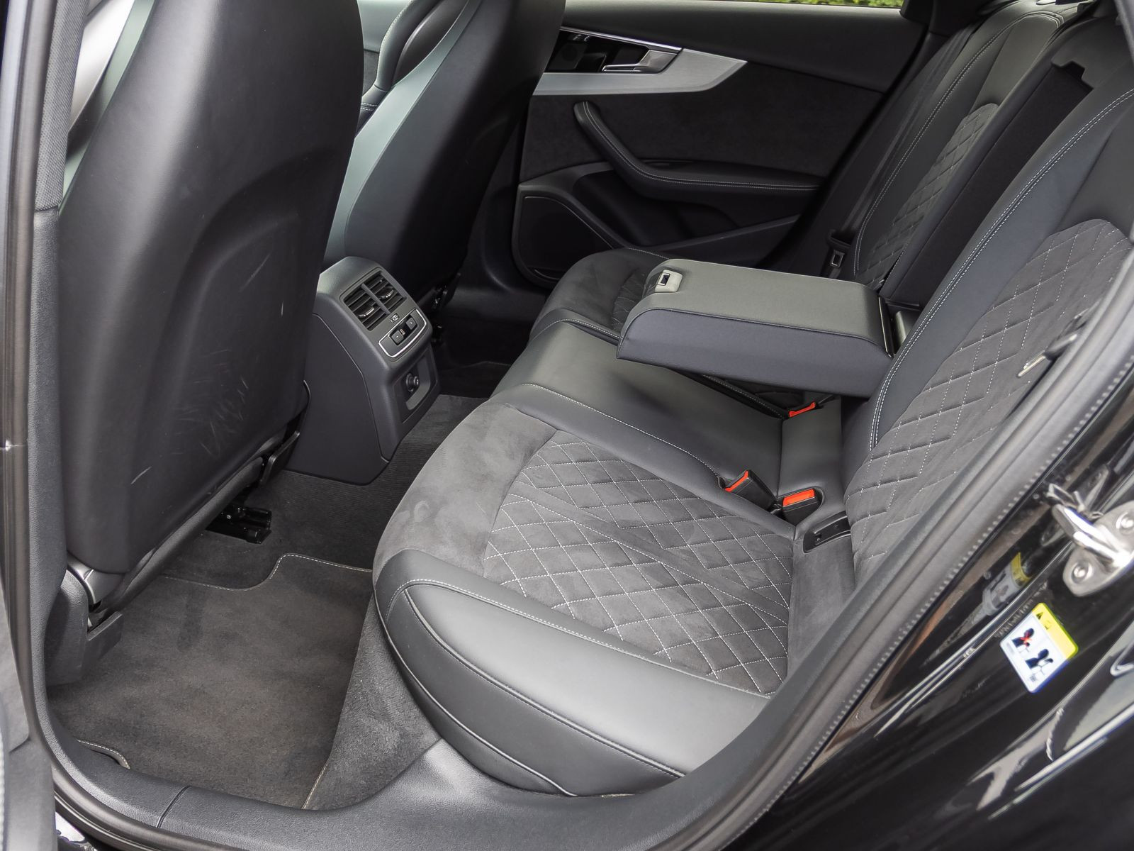 Audi RS4 Avant Matrix Sportfahrwerk Sportabgasanlage