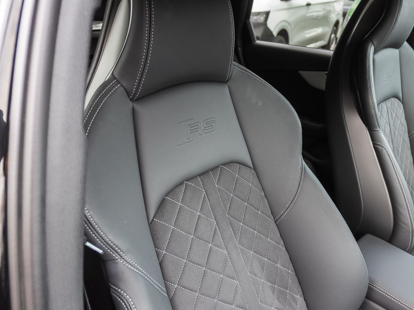 Audi RS4 Avant Matrix Sportfahrwerk Sportabgasanlage