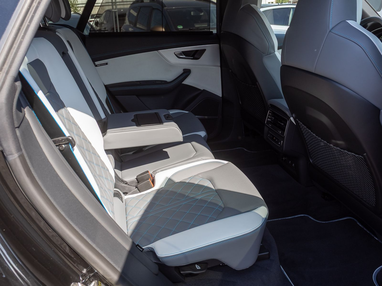 Audi Q8 S line 60TFSIe qu Navi HuD Matrix AIR Standklima