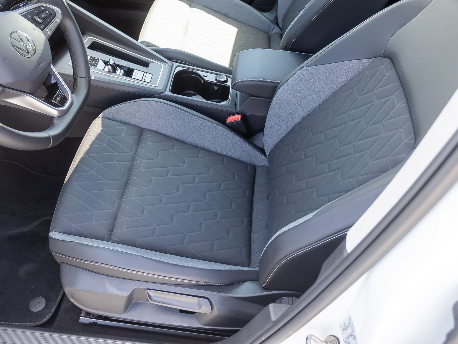Volkswagen Golf VIII Goal 1.5 eTSI DSG Navi LED ACC EPH AHK