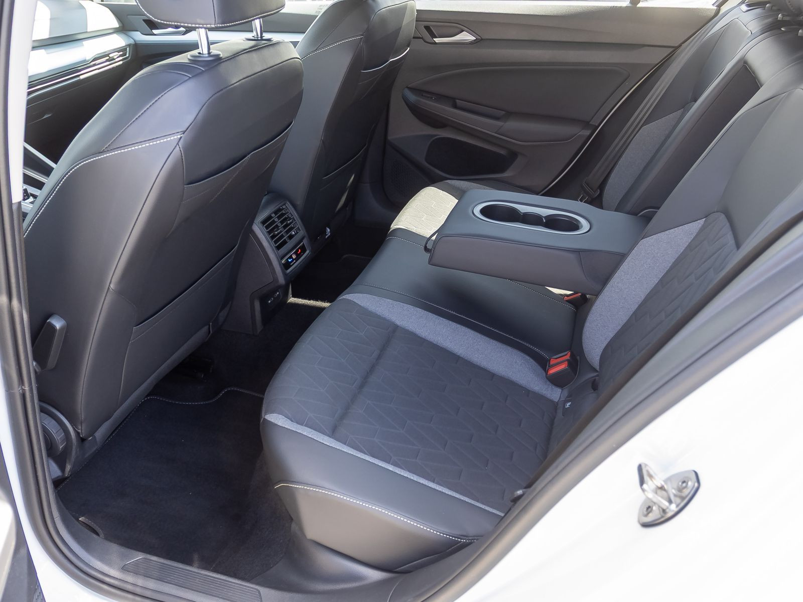 Volkswagen Golf VIII Goal 1.5 eTSI DSG Navi LED ACC EPH AHK