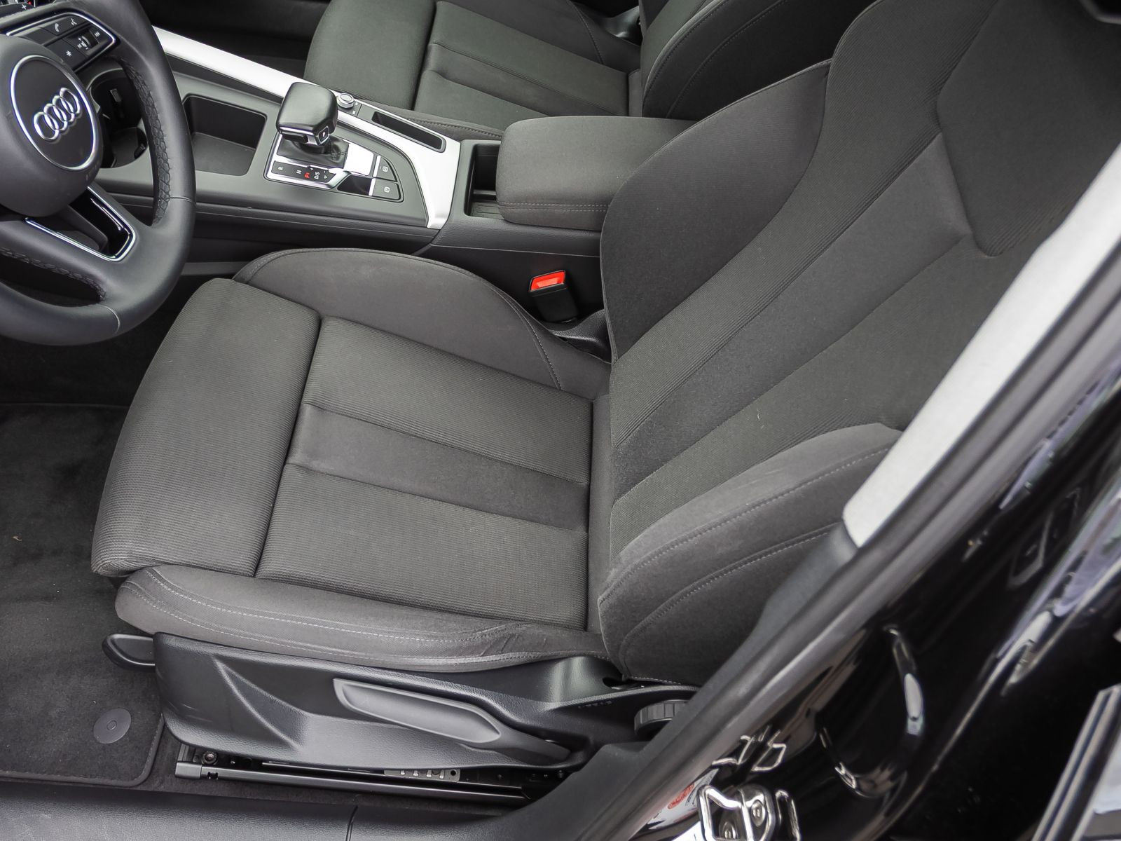 Audi A4 Avant S line 40TFSI qu Stronic Navi LED AHK