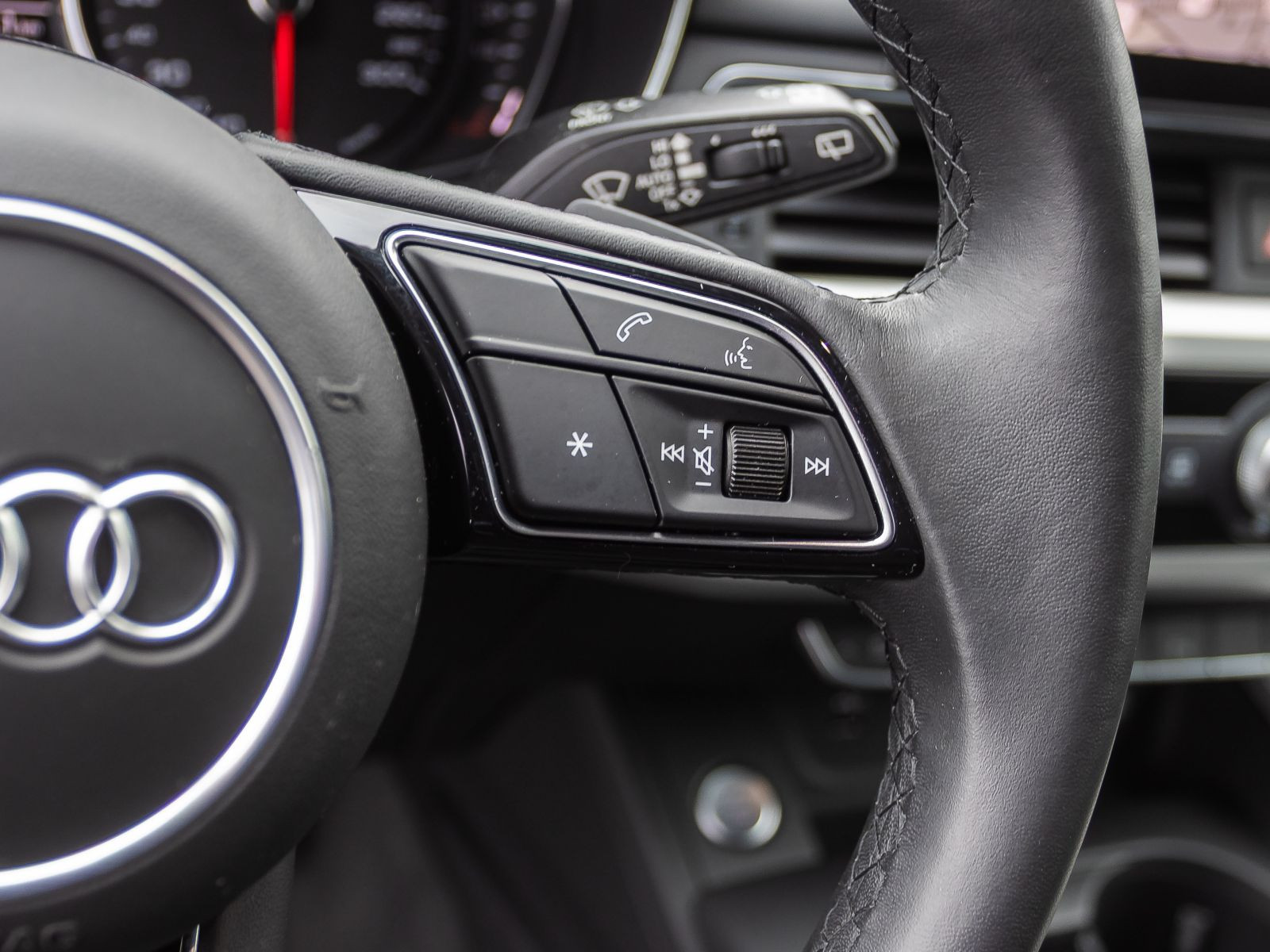 Audi A4 Avant S line 40TFSI qu Stronic Navi LED AHK