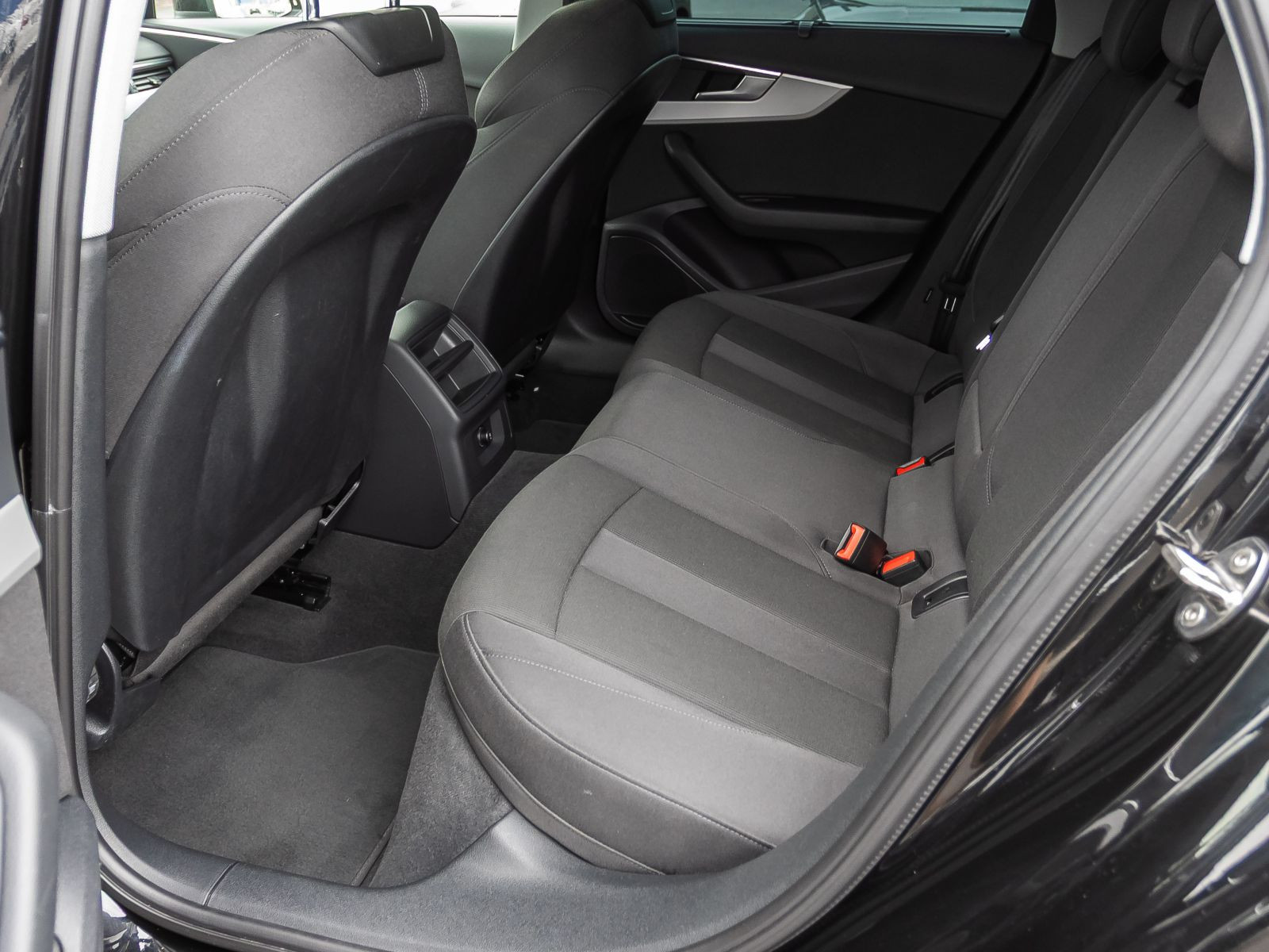 Audi A4 Avant S line 40TFSI qu Stronic Navi LED AHK