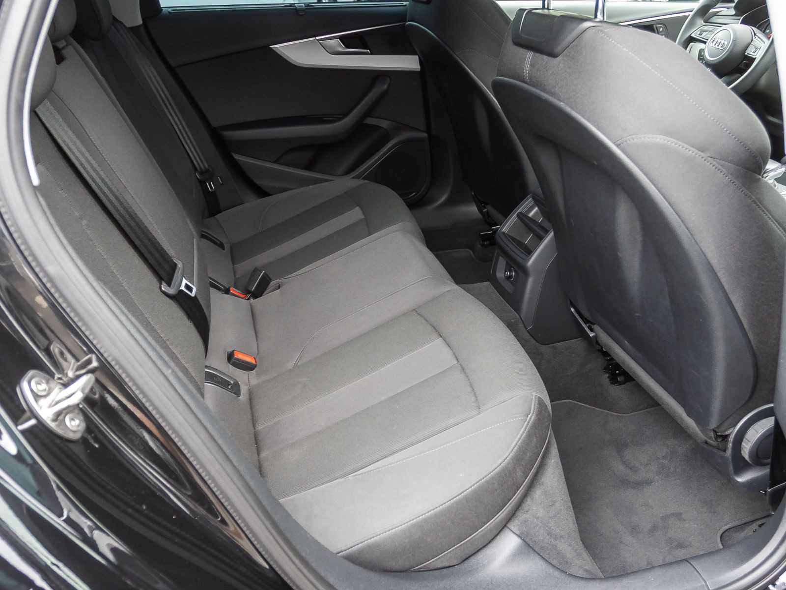 Audi A4 Avant S line 40TFSI qu Stronic Navi LED AHK