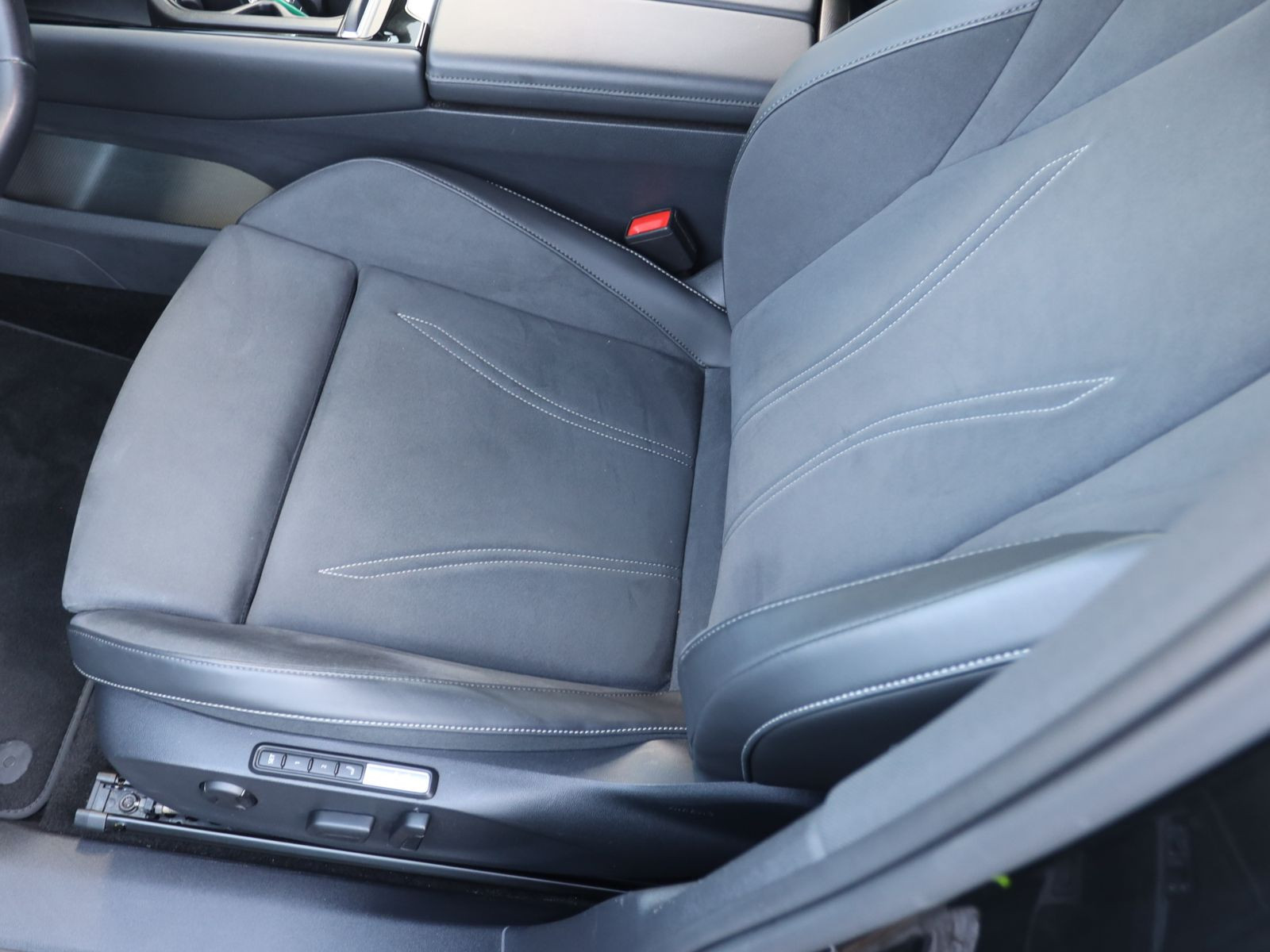 Volkswagen ID.7 Tourer Pro, AHK, Navi, LED-Matrix, Area View inkl. Rückfahrkamera, Augmented-Reality-Head-up-Display