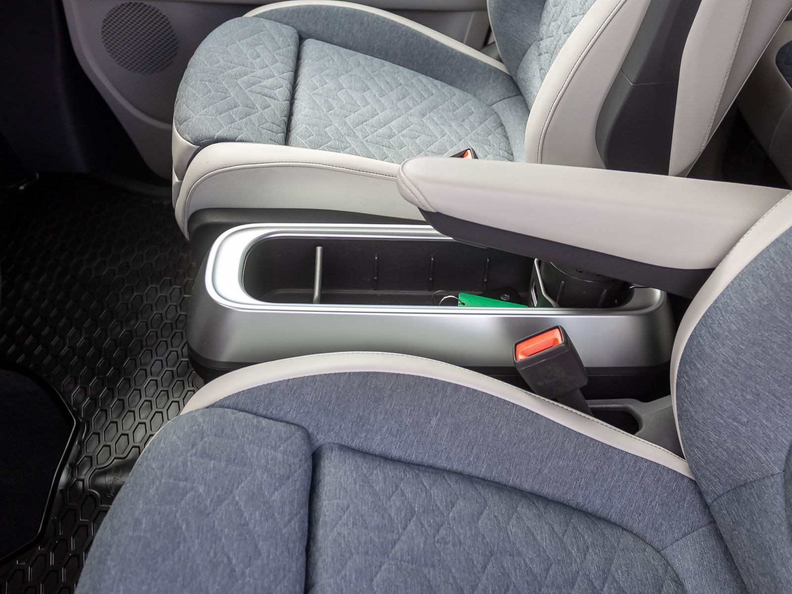 Volkswagen ID.Buzz Pro, AHK, LED-Matrix, Area View inklusive Rückfahrkamera, App-Connect