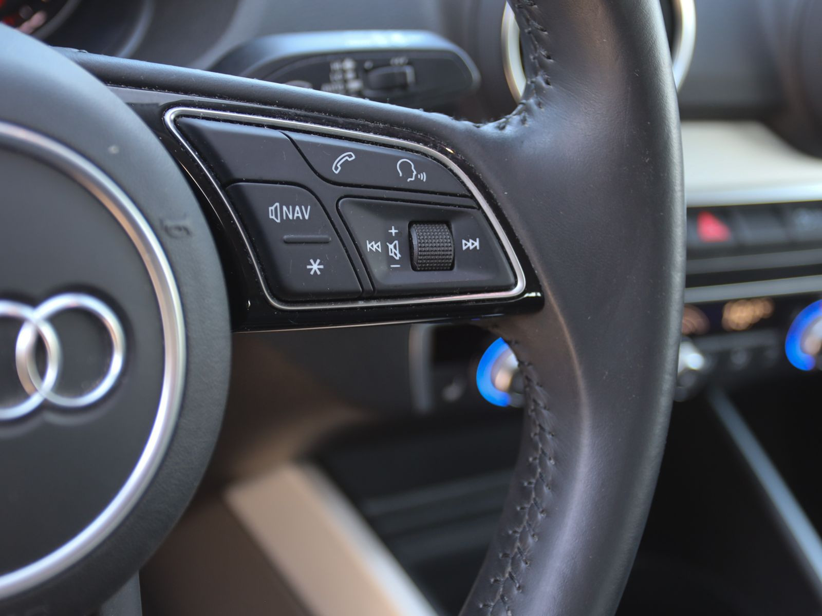 Audi Q2 35 TFSI S-Tronic Design, Navi, LED, Rückfahrkamera
