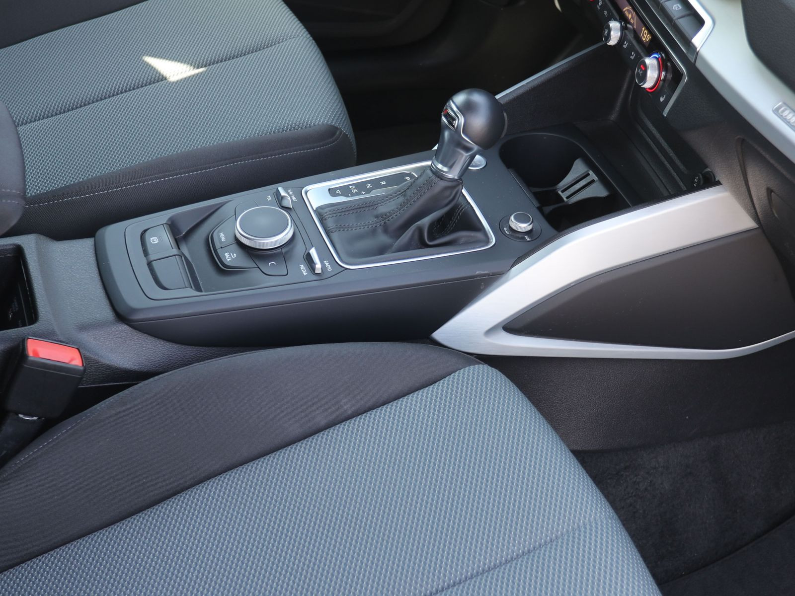 Audi Q2 35 TFSI S-Tronic Design, Navi, LED, Rückfahrkamera