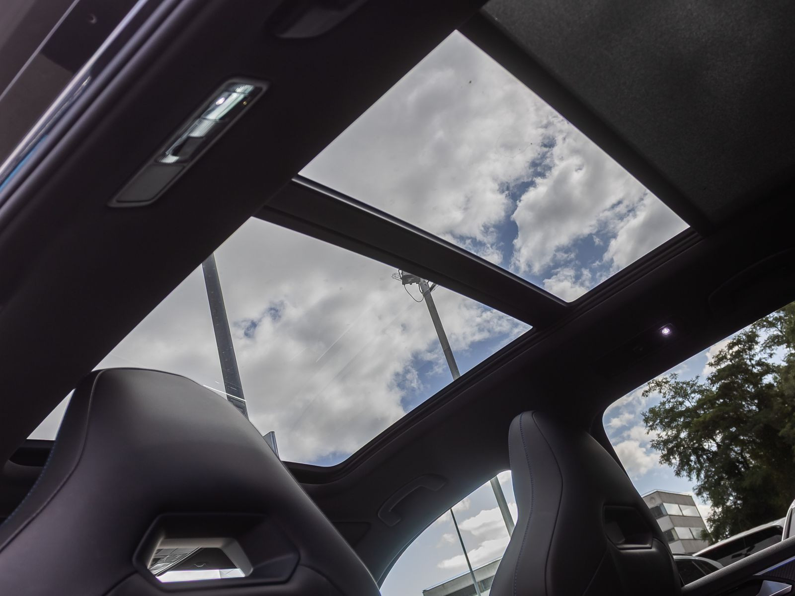 Volkswagen Tiguan R Black Style 2.0 TSI DSG, Panoramadach, LED-Matrix, Rückfahrkamera
