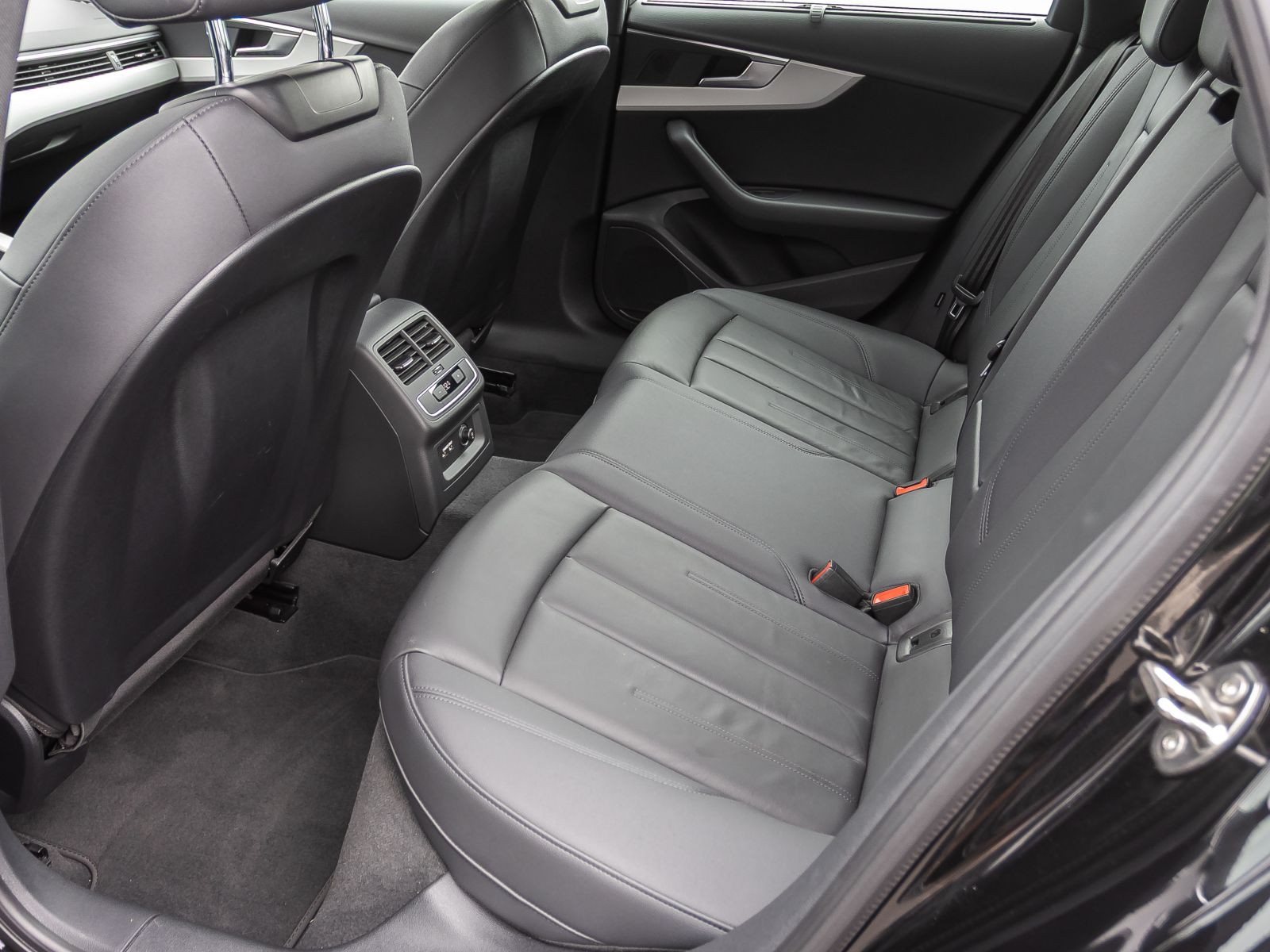 Audi A4 Avant Advanced 35TFSI Stronic Navi LED ACC AHK