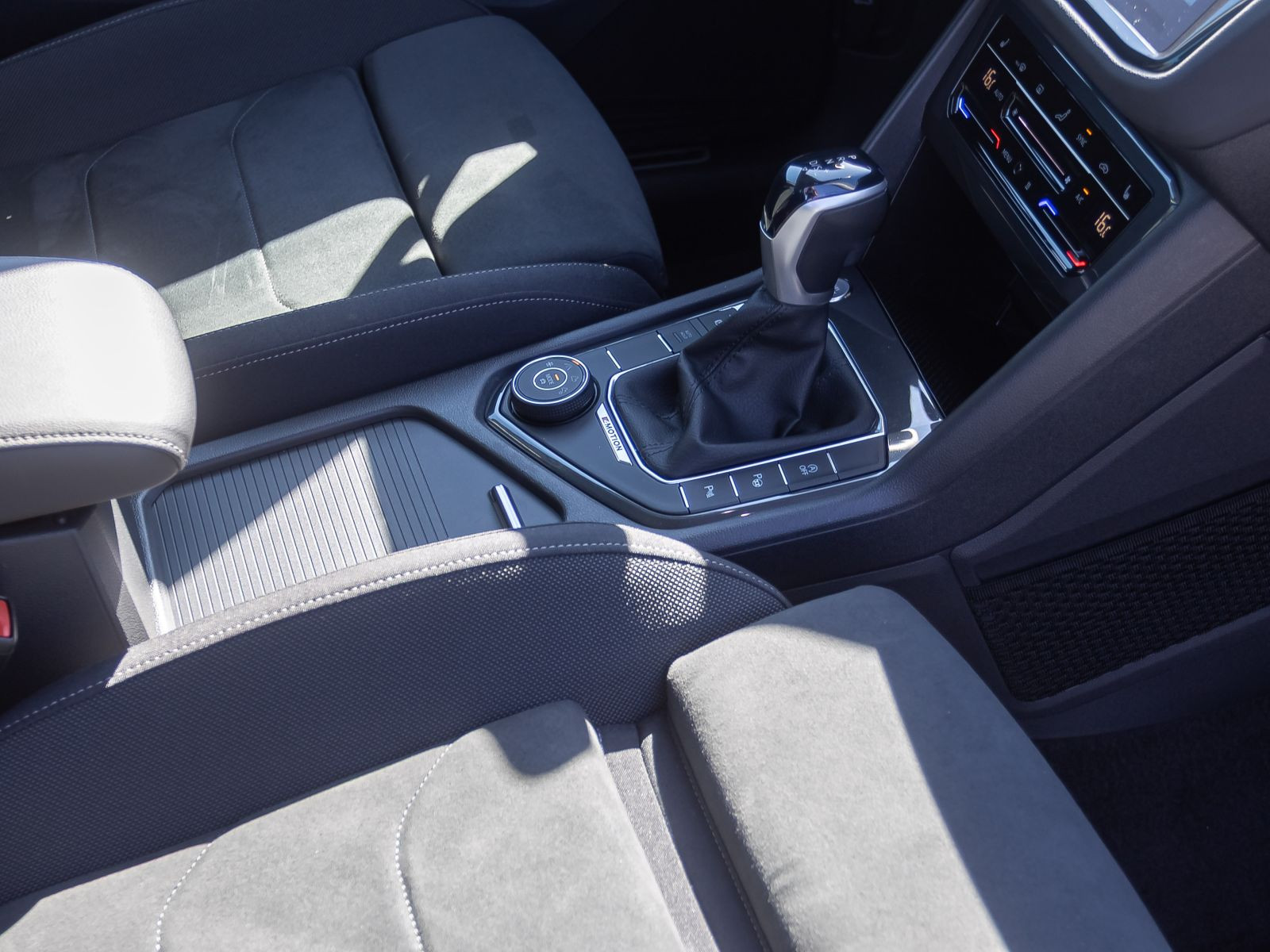 Volkswagen Tiguan 2.0 TDI Elegance 4M DSG Matrix Standhzg