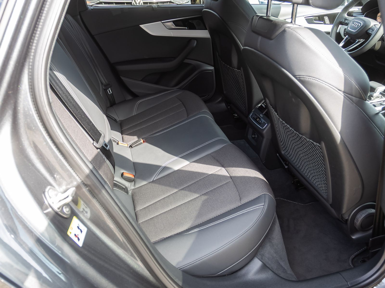 Audi A4 Avant S line 40TFSI qu Stronic Navi Matrix ACC