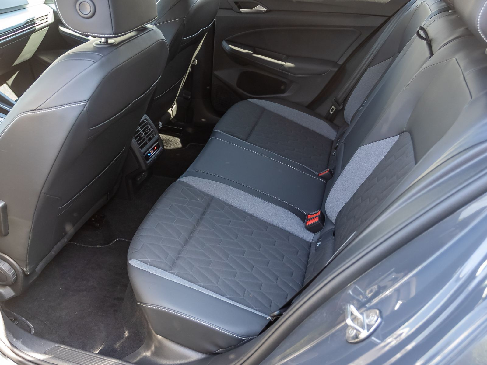 Volkswagen Golf VIII 1.5 eTSI DSG Goal, AHK, Navi, LED-Matrix, App-Connect